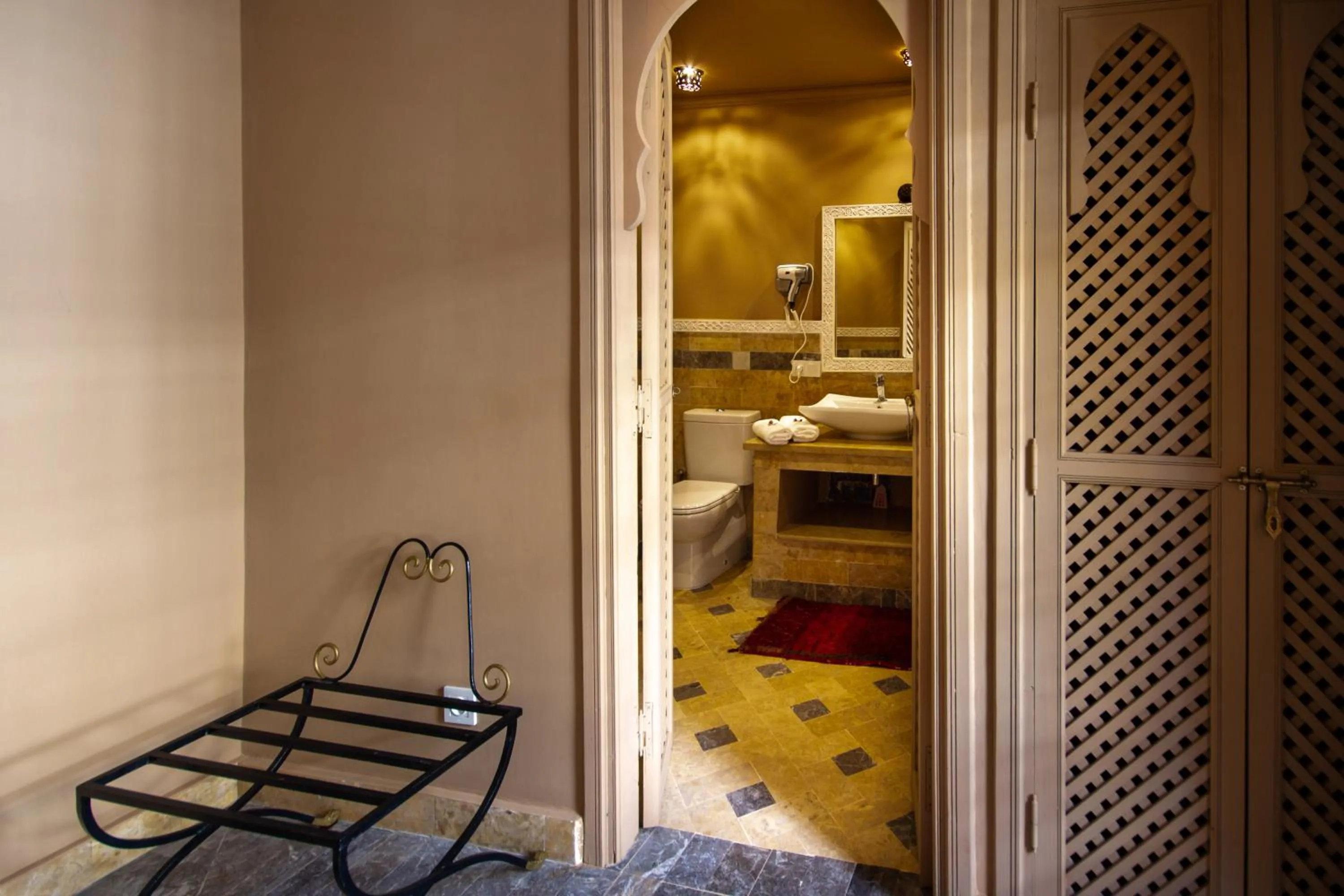 Shower, Bed in Riad SofYan & Spa