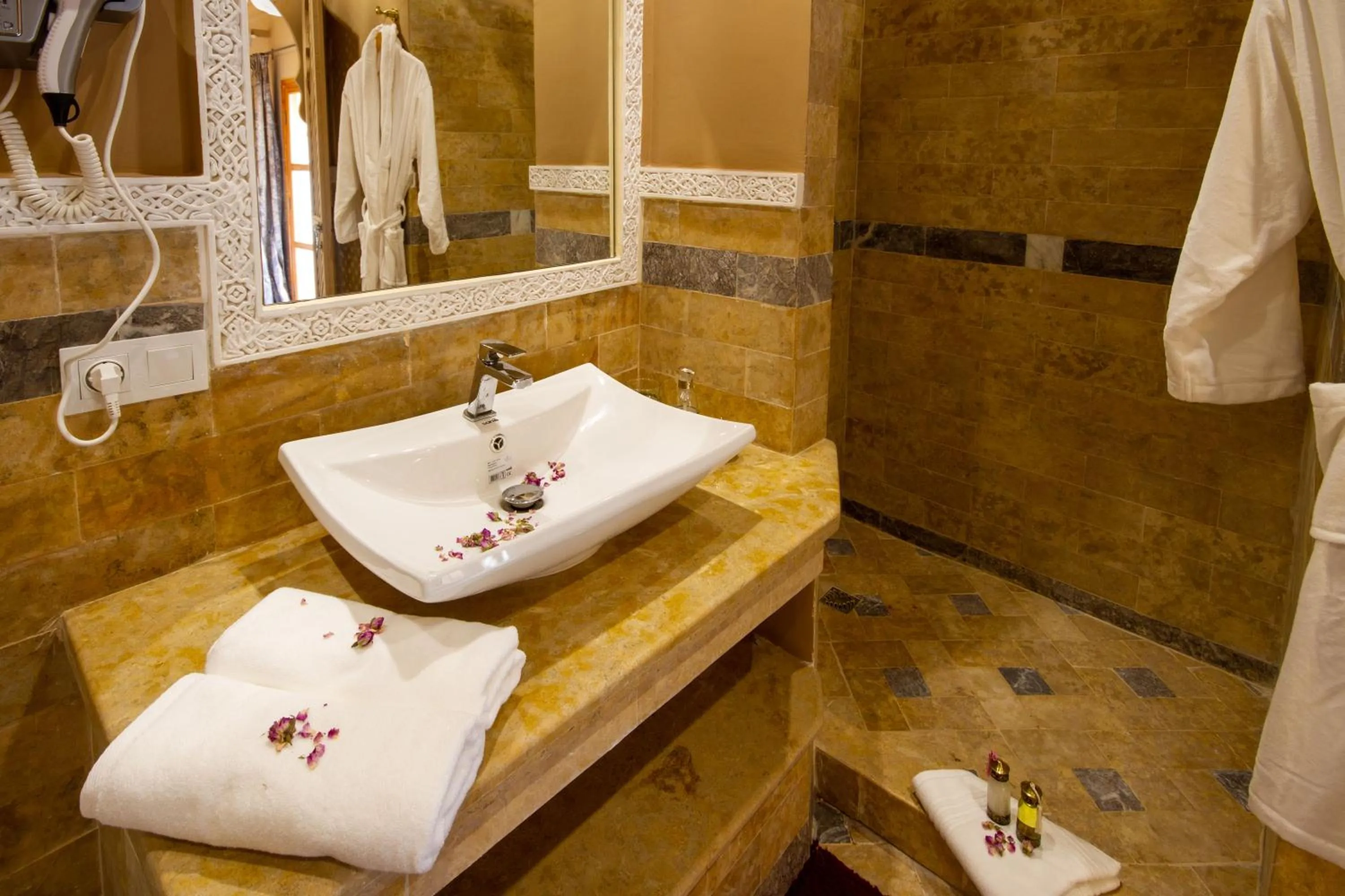 Shower in Riad SofYan & Spa