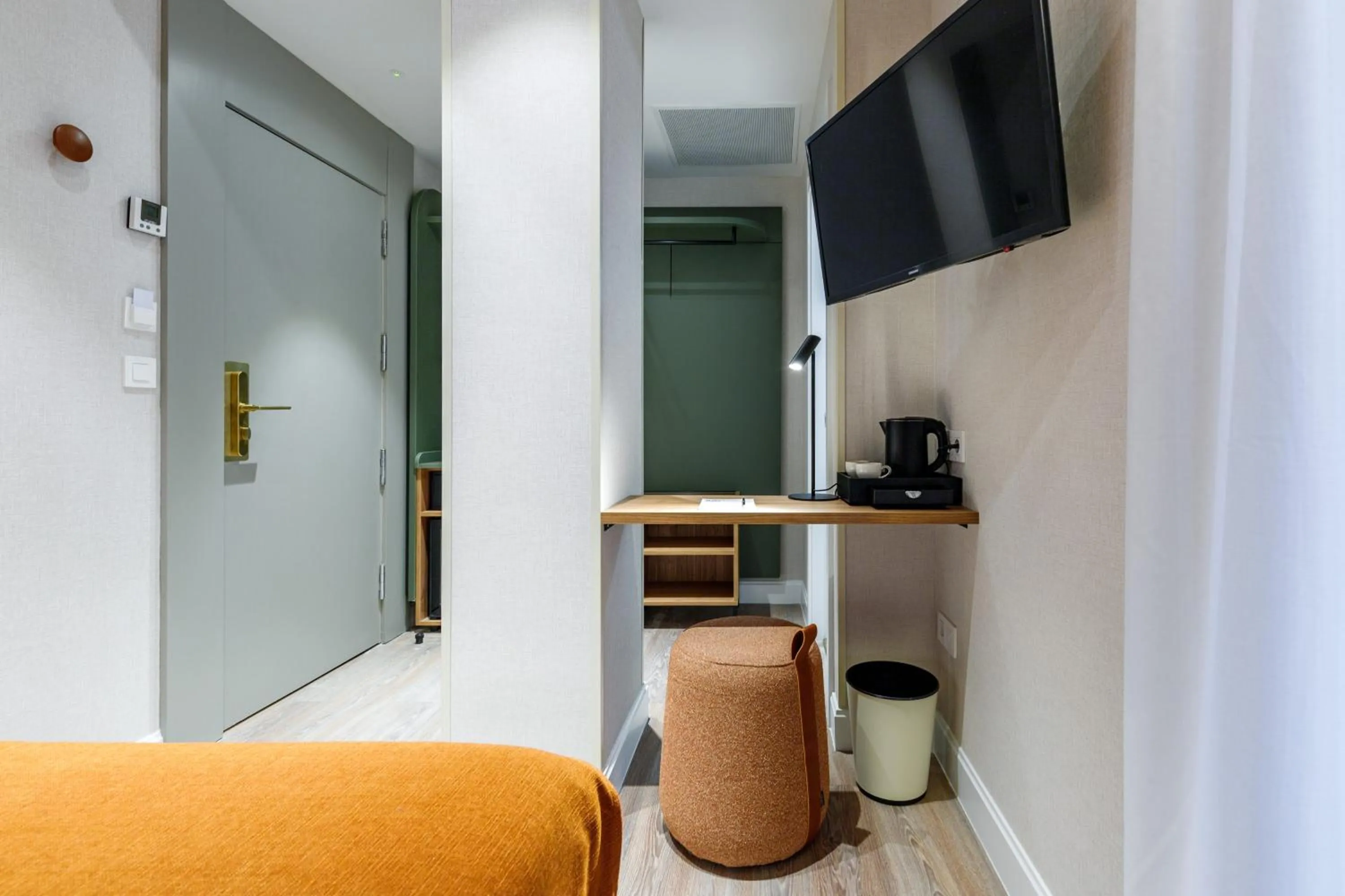 TV and multimedia in Petit Palace Puerta del Sol