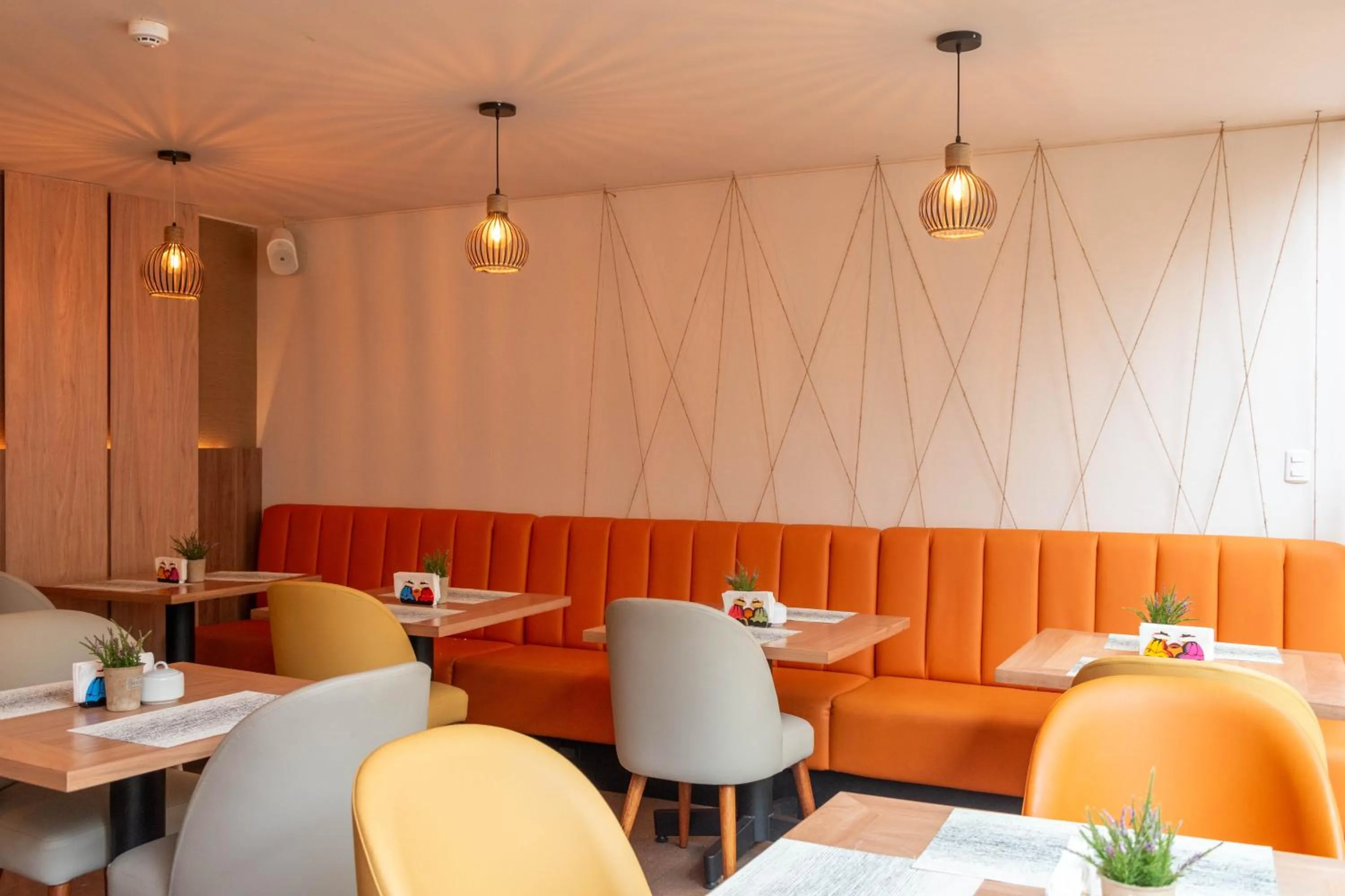 Restaurant/places to eat in El Tambo 1