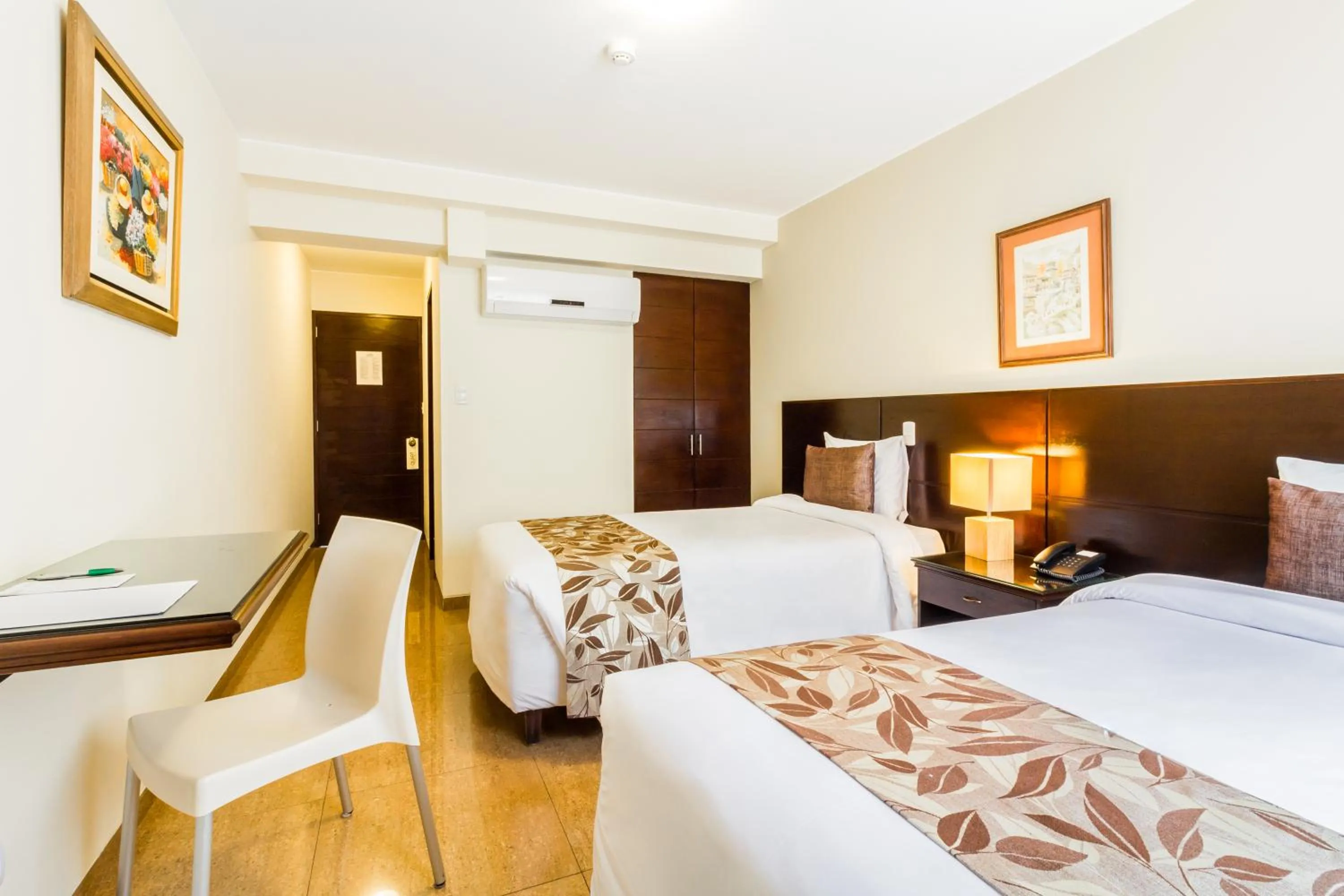 Photo of the whole room, Bed in El Tambo 1