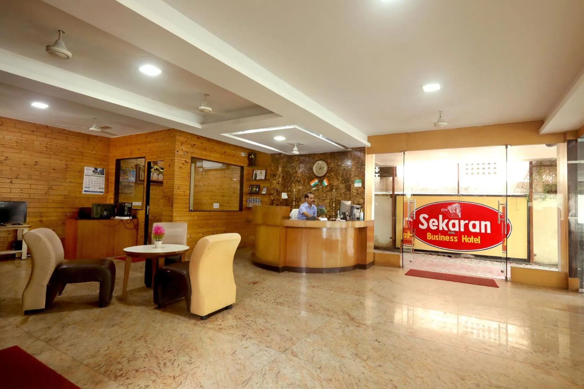 Lobby or reception in Sekaran Hotel OMR