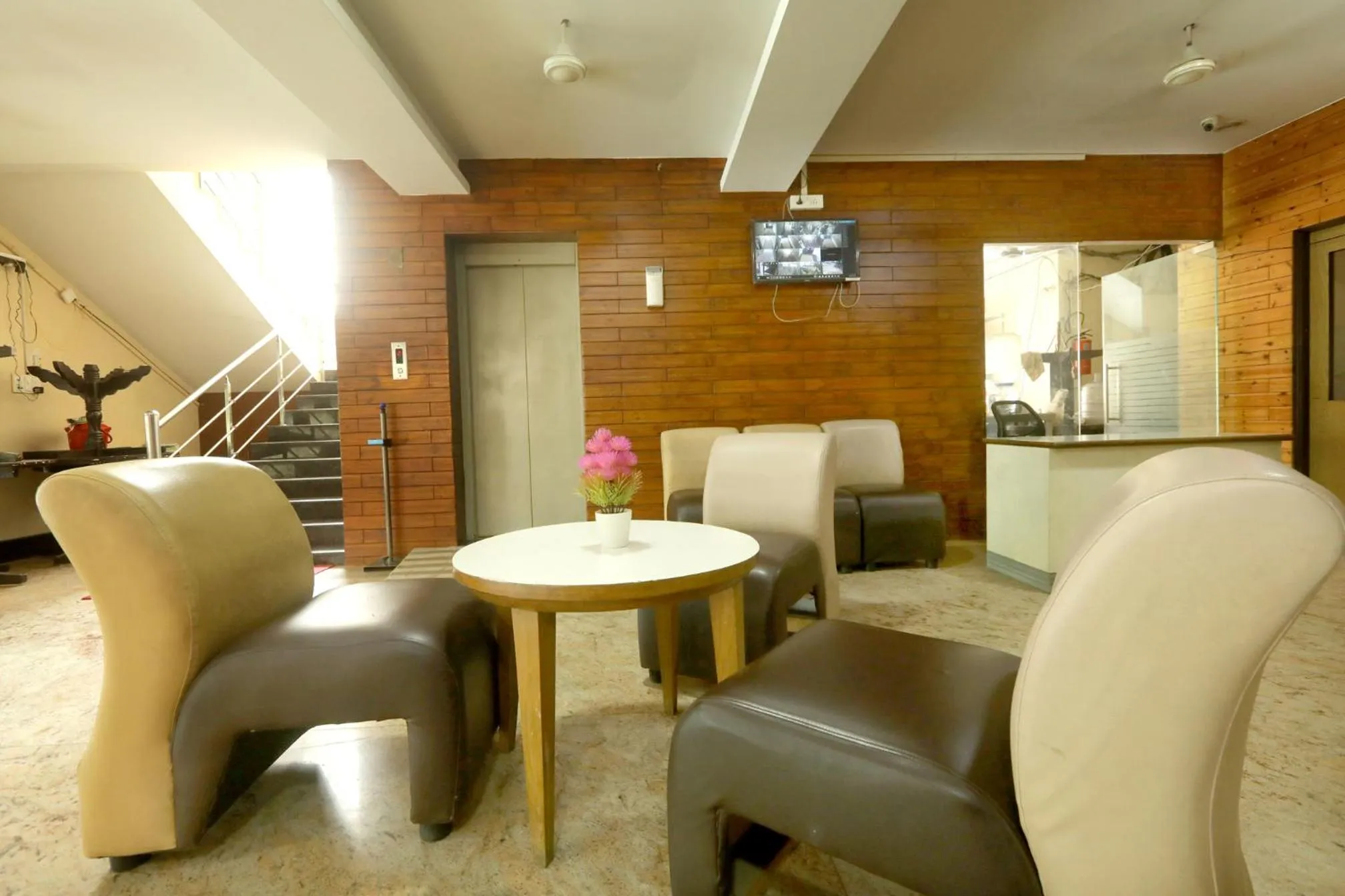 Lobby or reception in Sekaran Hotel OMR