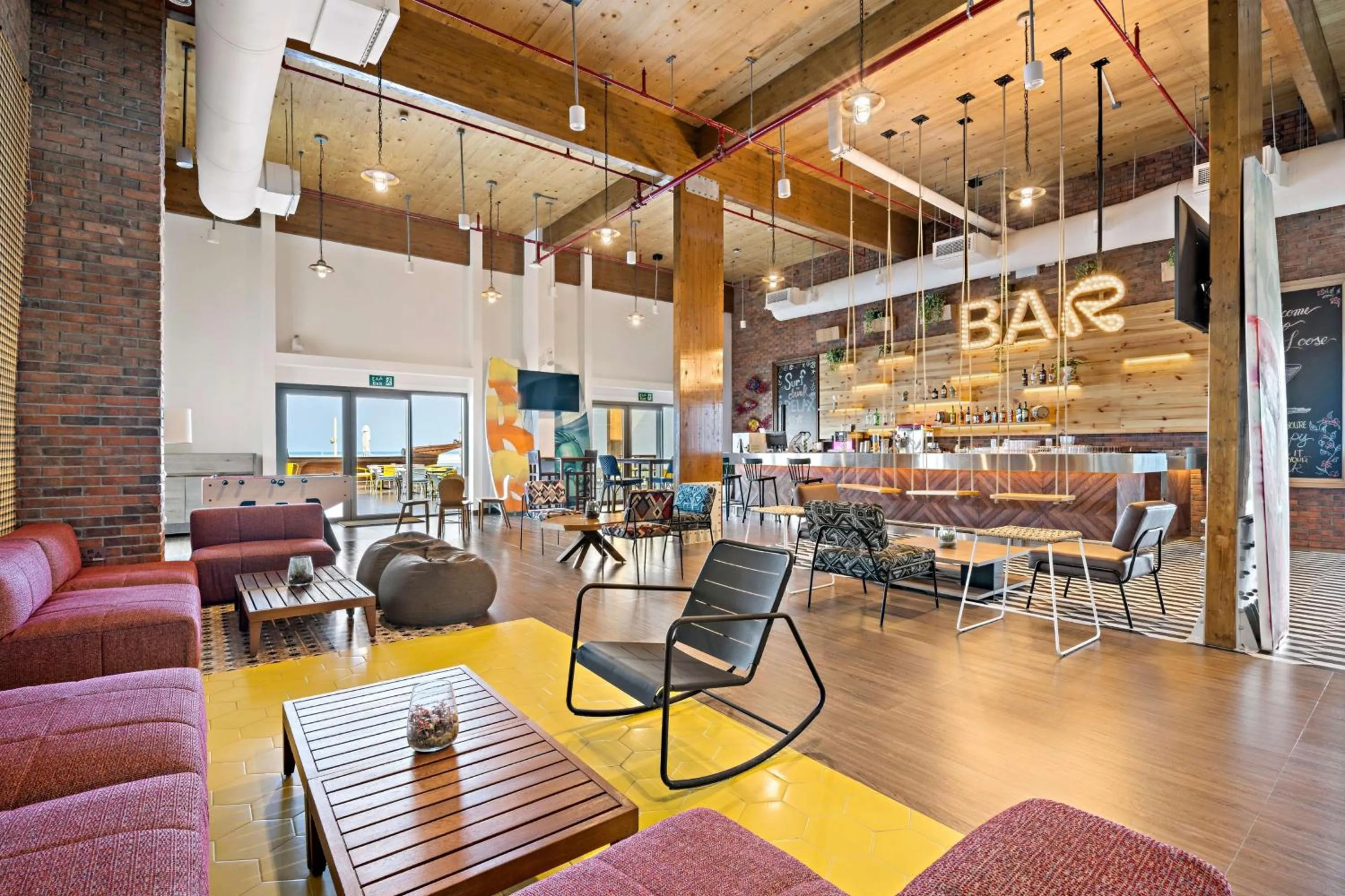 Lounge or bar in Fuwairit Kite Beach, Tapestry Collection By Hilton