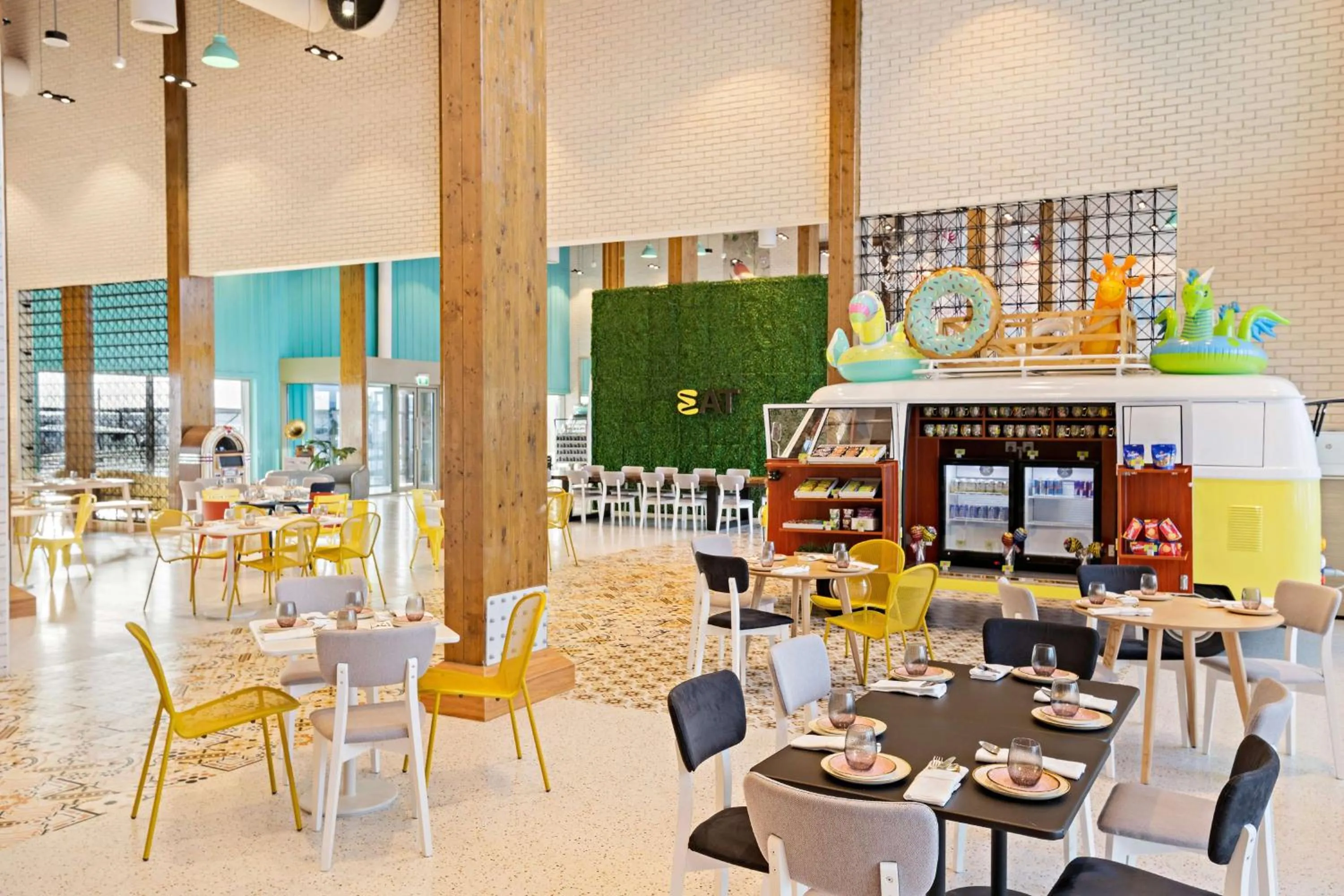 Restaurant/places to eat in Fuwairit Kite Beach, Tapestry Collection By Hilton