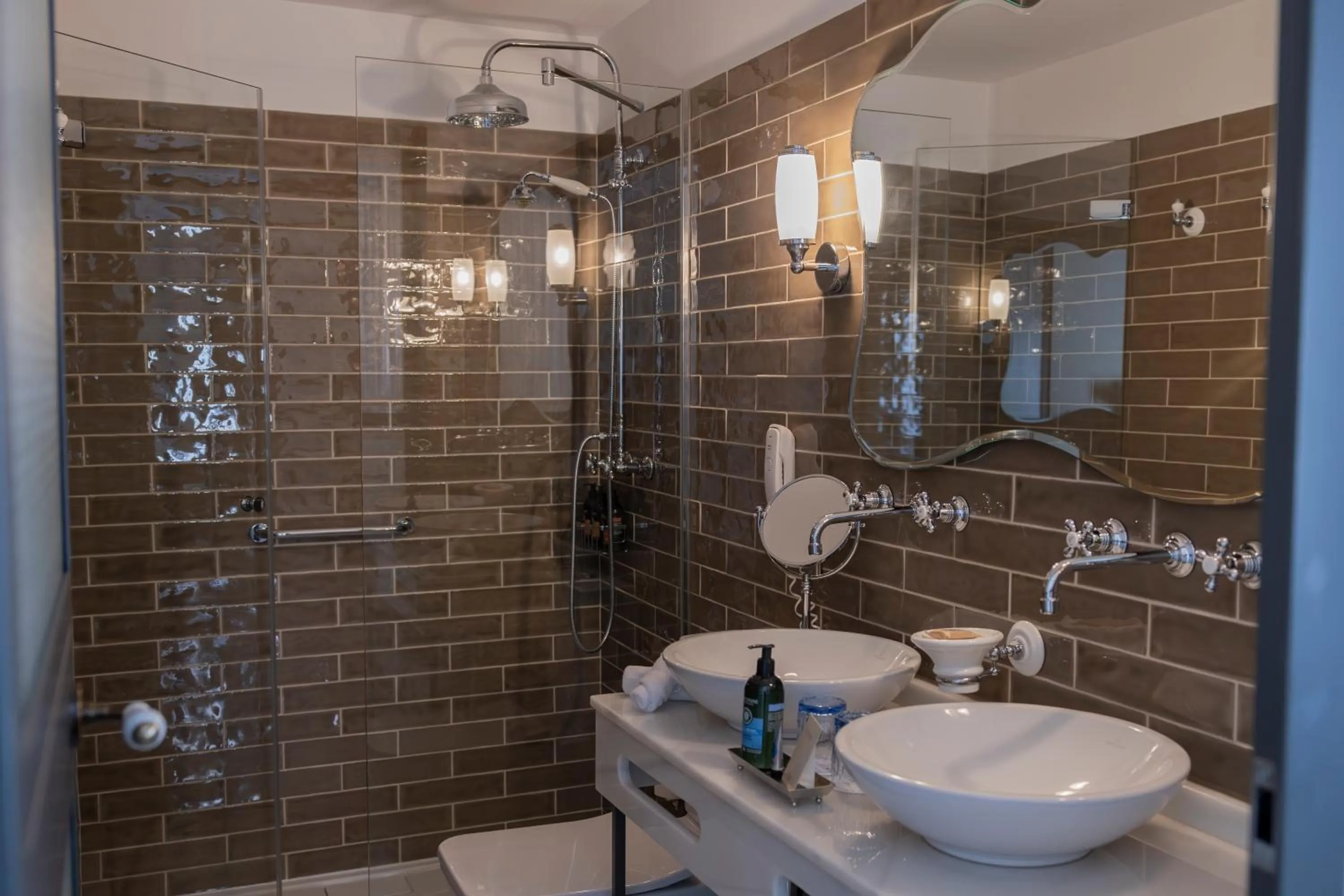 Shower in Hotel Gravina 51