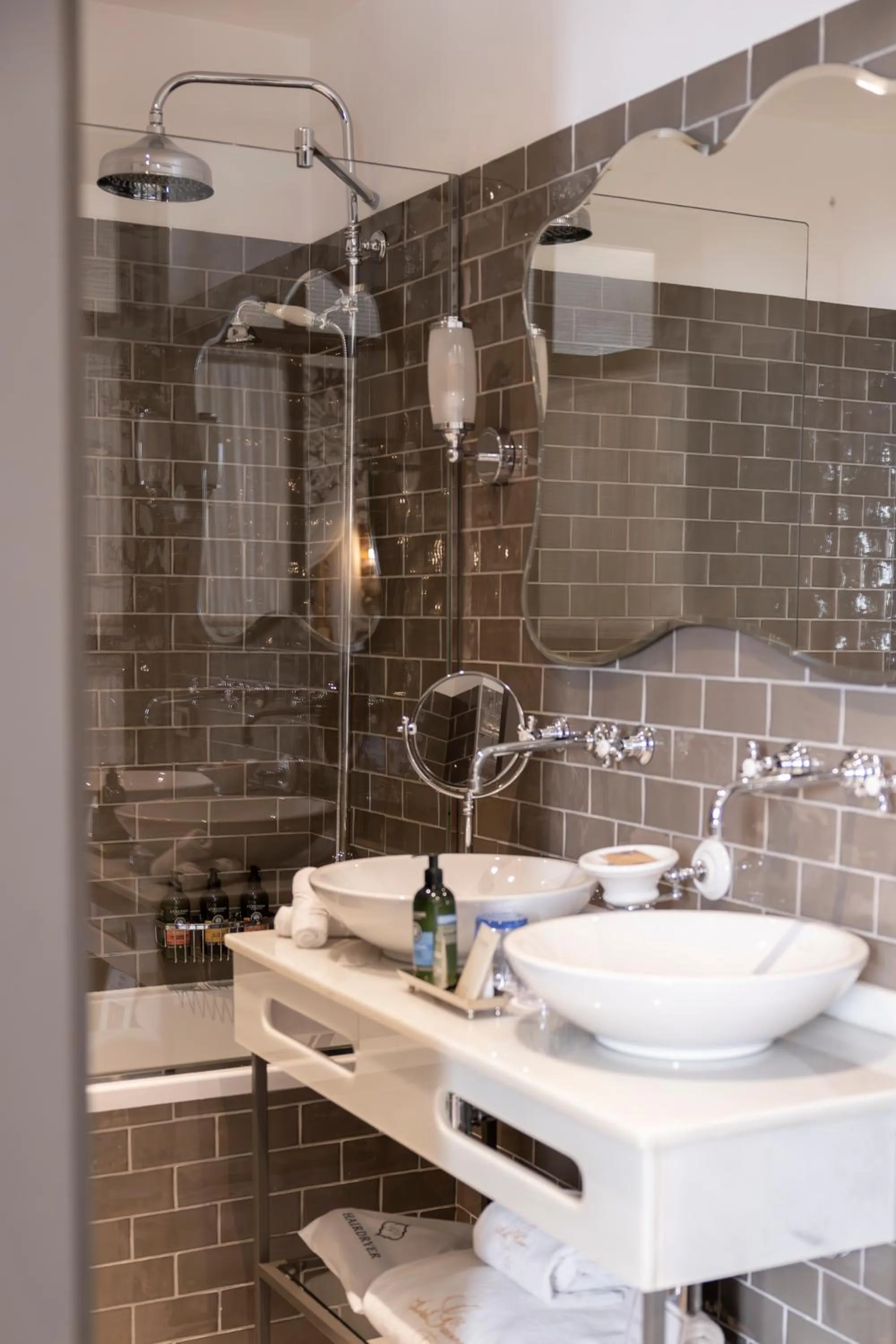 Shower in Hotel Gravina 51