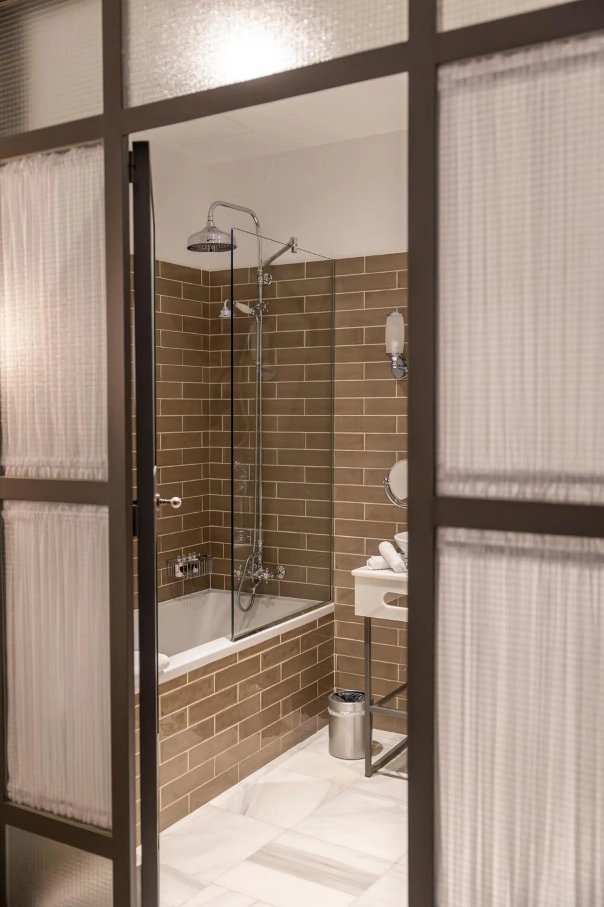 Shower in Hotel Gravina 51