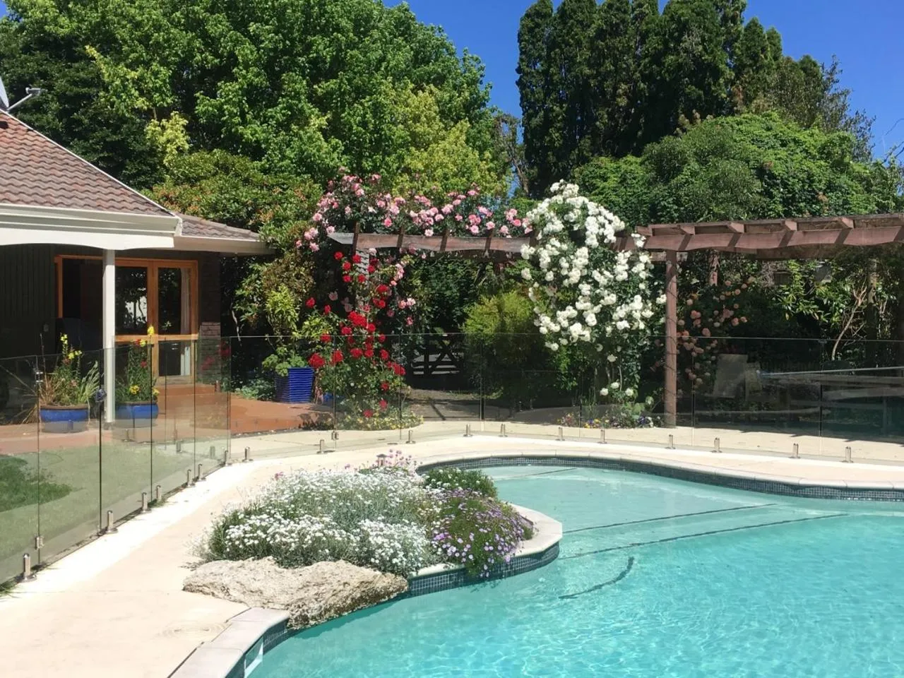 Swimming pool in Bluebell Lodge and Cottage
