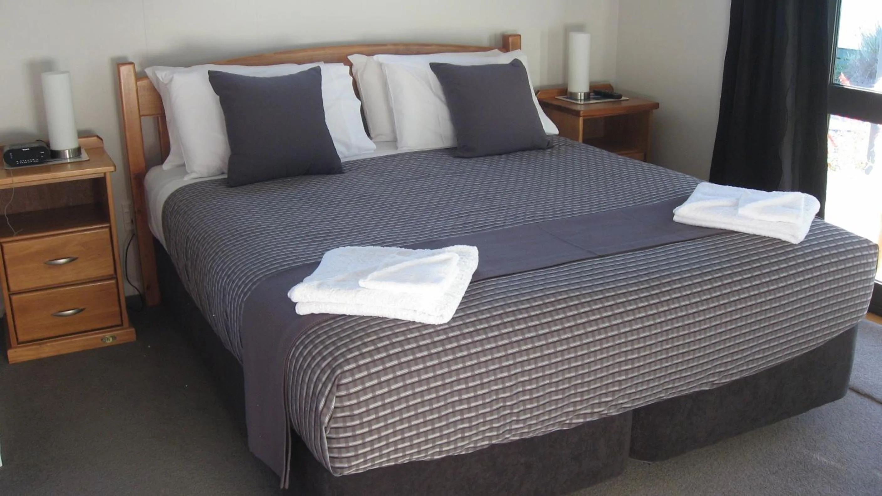 Bedroom, Bed in Bluebell Lodge and Cottage