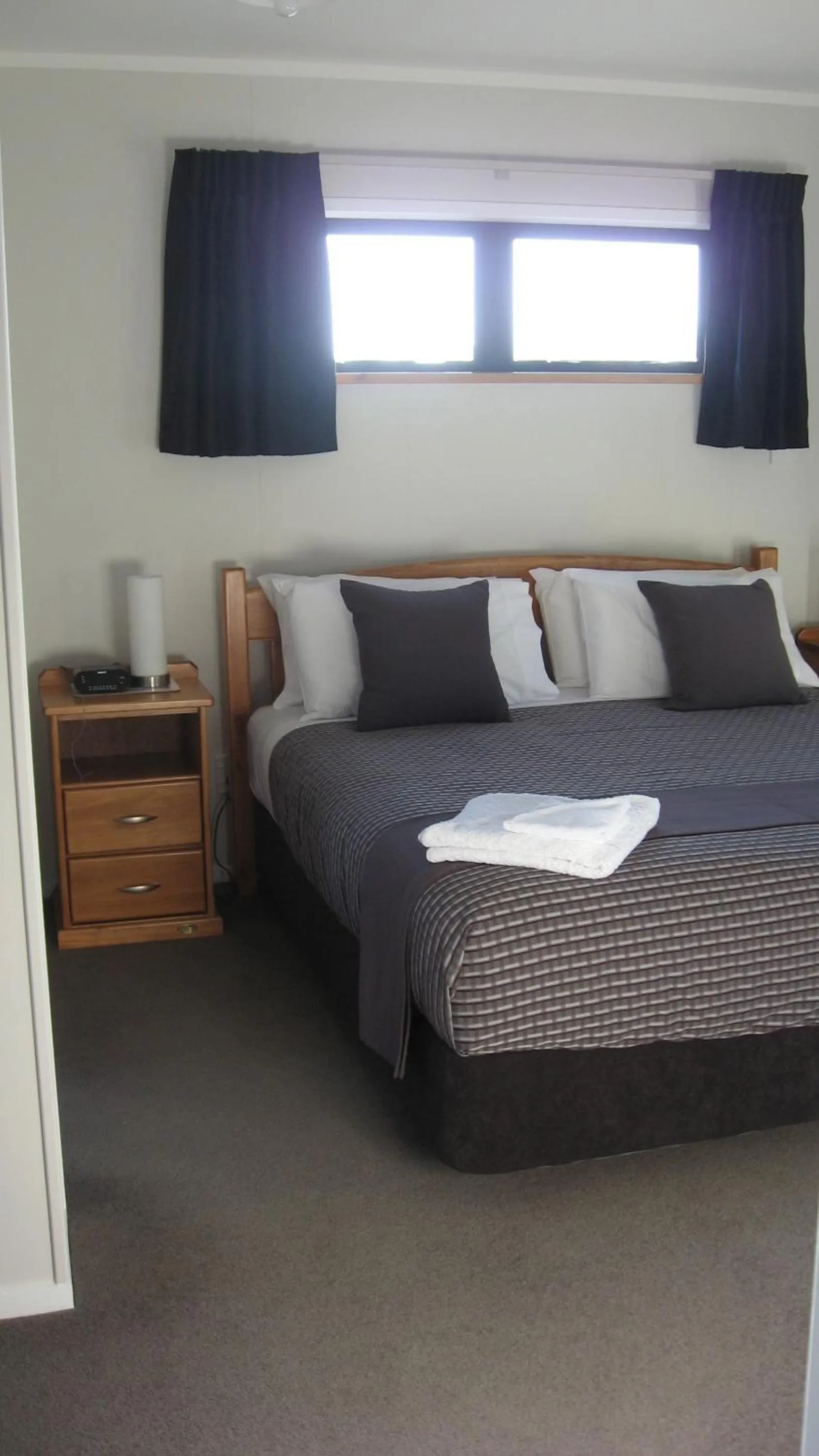 Bedroom, Bed in Bluebell Lodge and Cottage