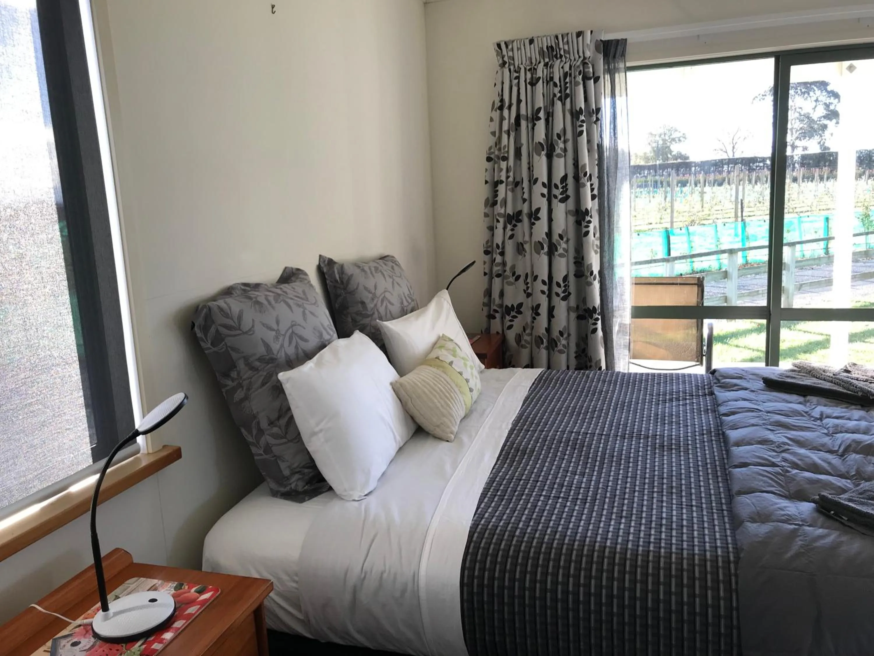 Bedroom, Bed in Bluebell Lodge and Cottage