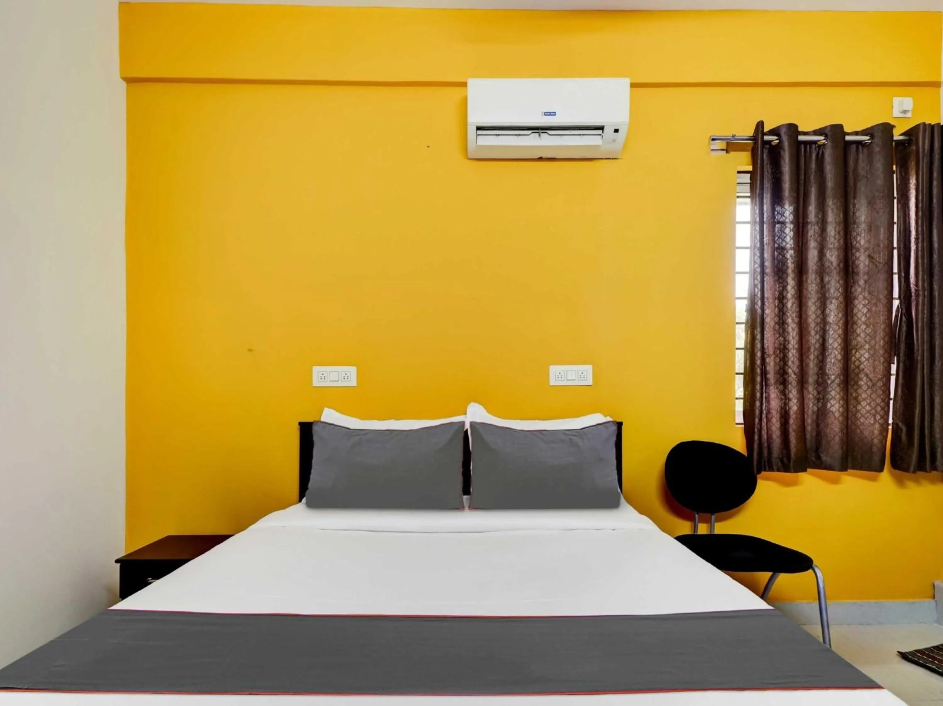 Bedroom, Bed in Super Collection O Olive