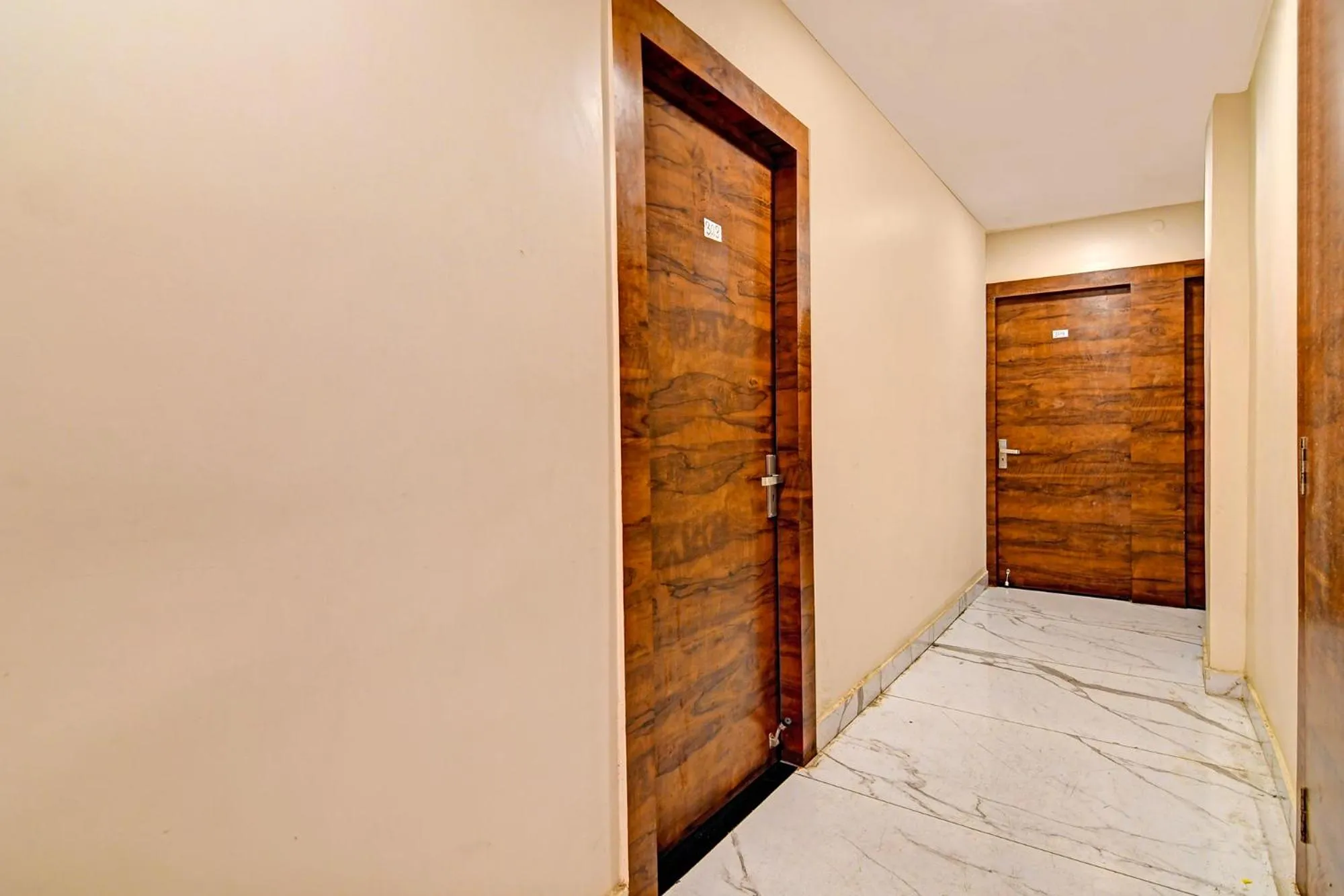 Lobby or reception, Bed in FabHotel Dak Plaza - Nr Axis Mall