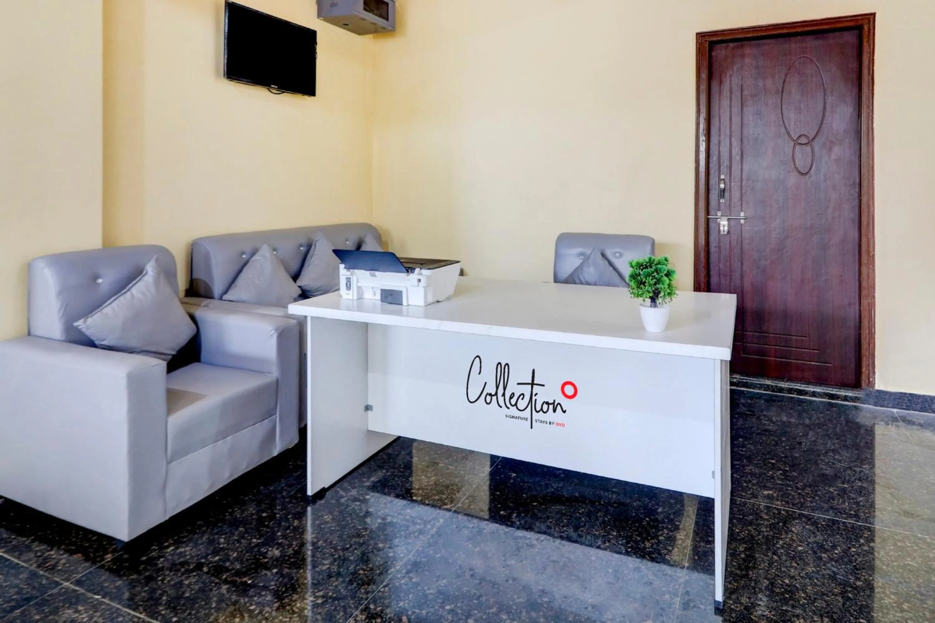 Lobby or reception in Capital O S V Residency Nalagandla