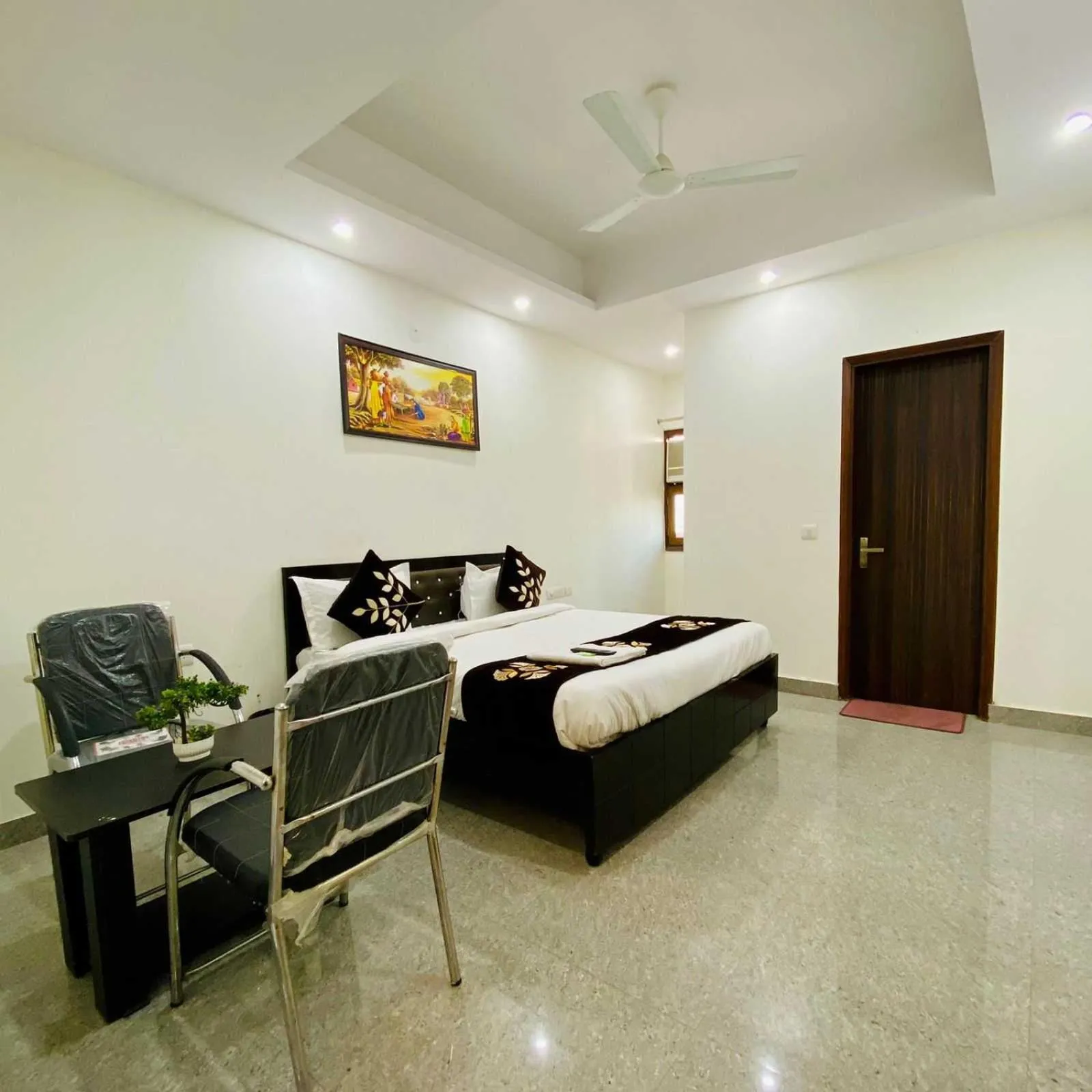 Bedroom in Hotel O K R Resdiancy Near Botanic Garden Of Indian Republic