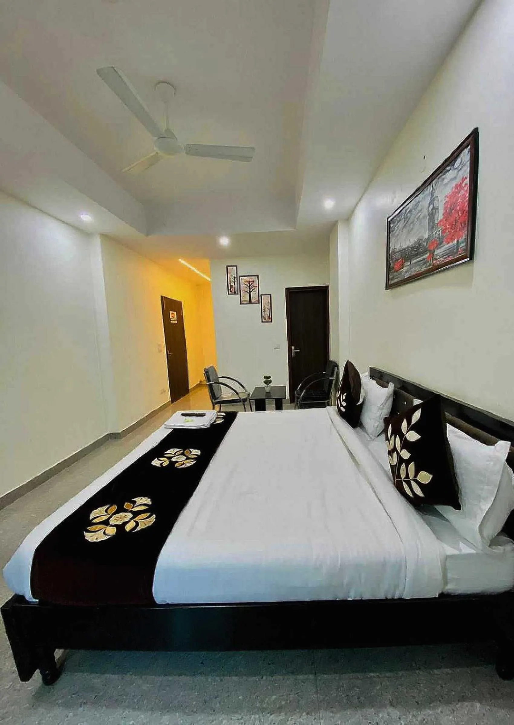 Bedroom in Hotel O K R Resdiancy Near Botanic Garden Of Indian Republic