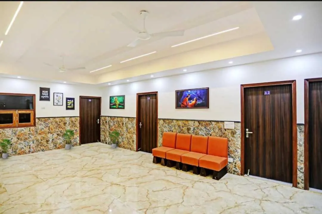 Bedroom in Hotel O K R Resdiancy Near Botanic Garden Of Indian Republic