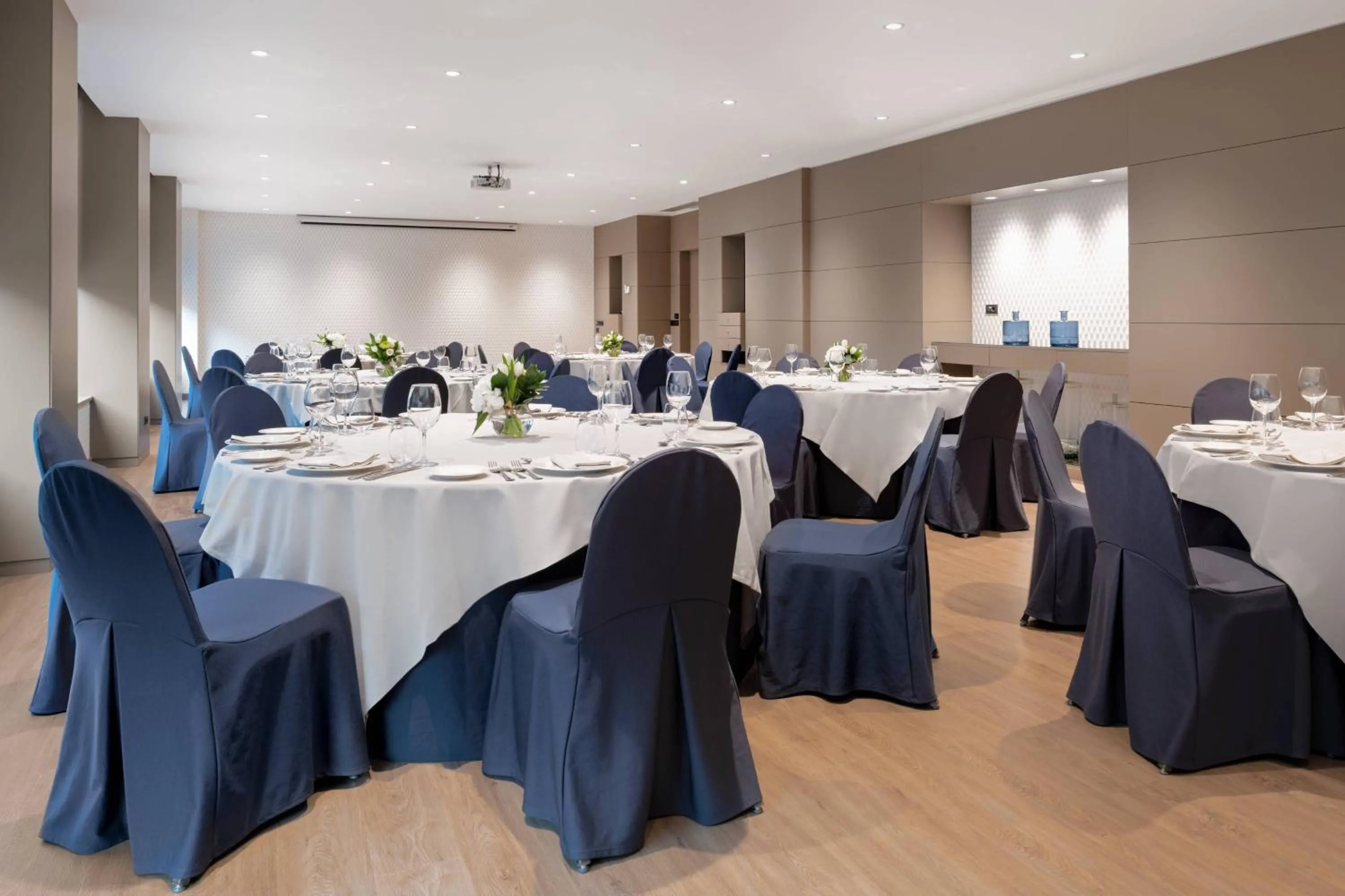 Meeting/conference room in AC Hotel La Rioja by Marriott