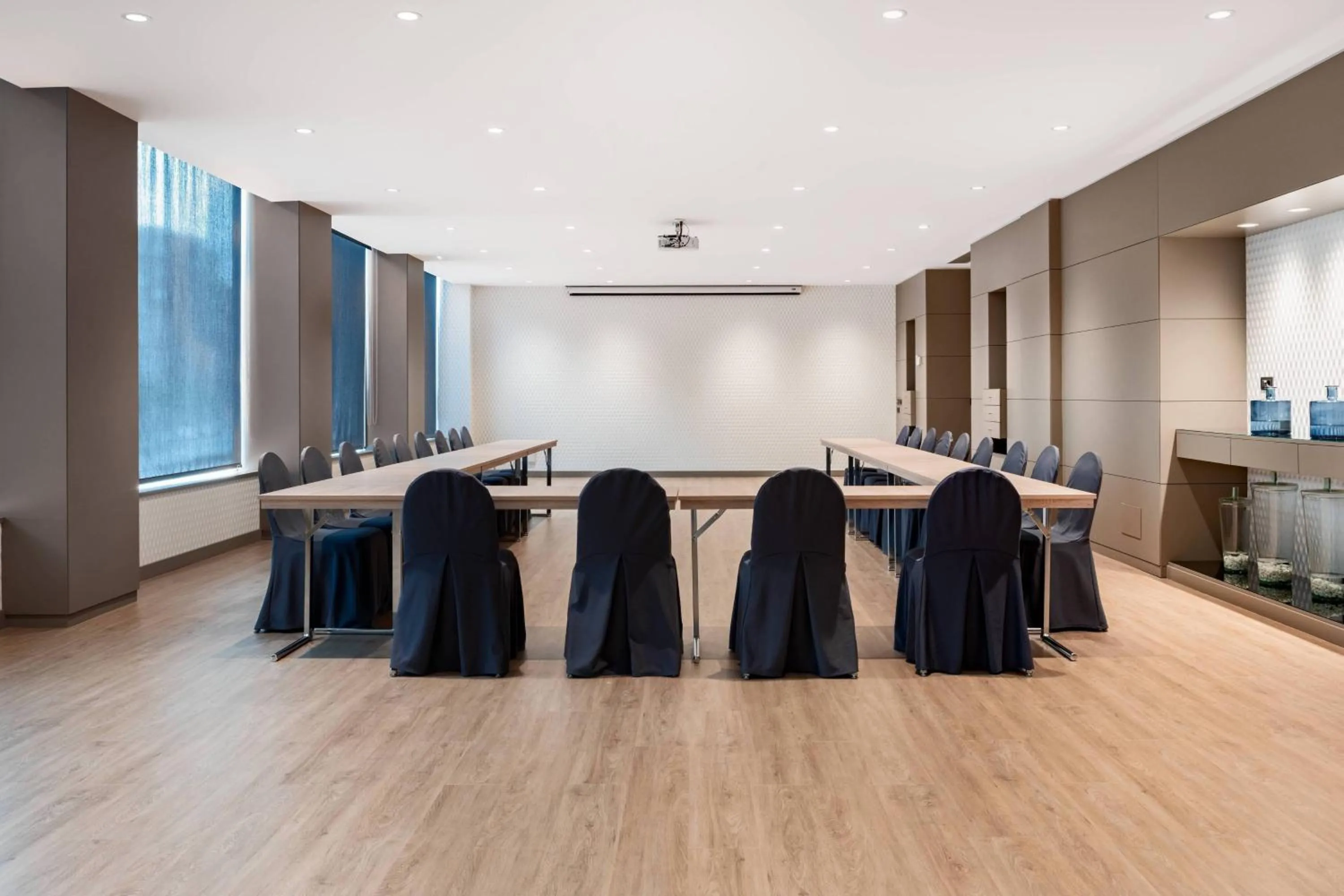 Meeting/conference room in AC Hotel La Rioja by Marriott