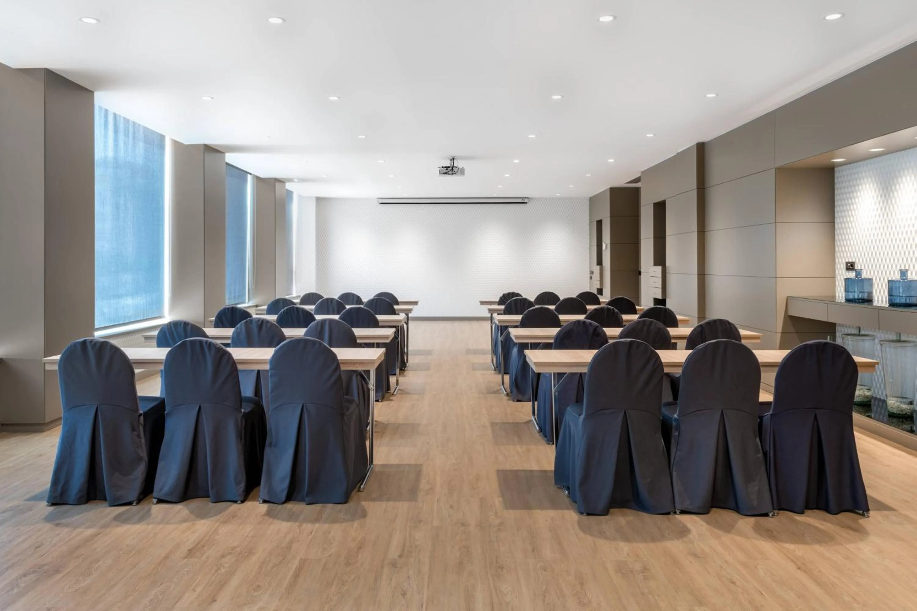 Meeting/conference room in AC Hotel La Rioja by Marriott