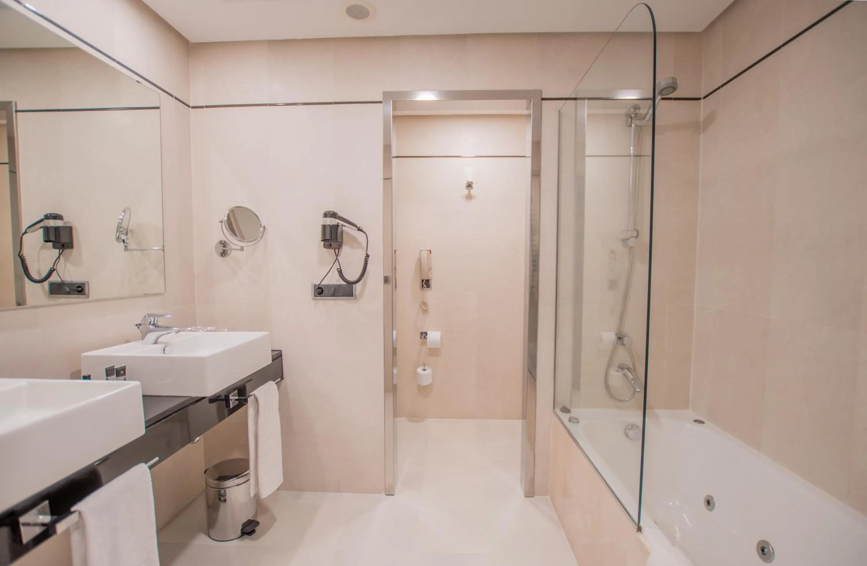 Hot Tub in Hotel Andalucía Center