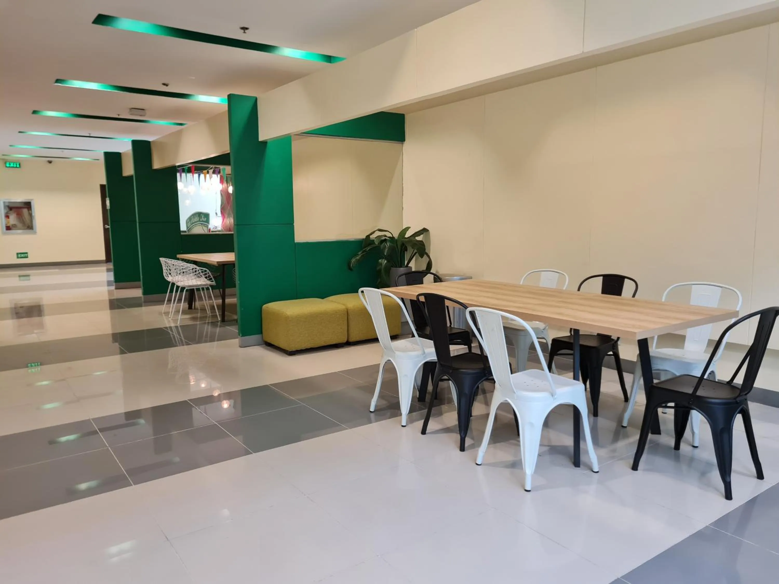 Communal lounge/ TV room in Go Hotels Otis - Manila