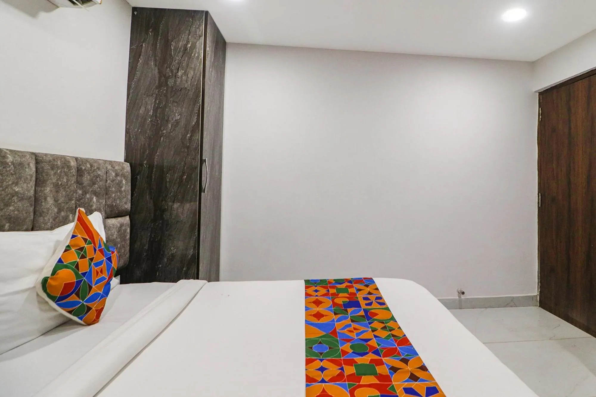 Bed in Via Roadway Inn