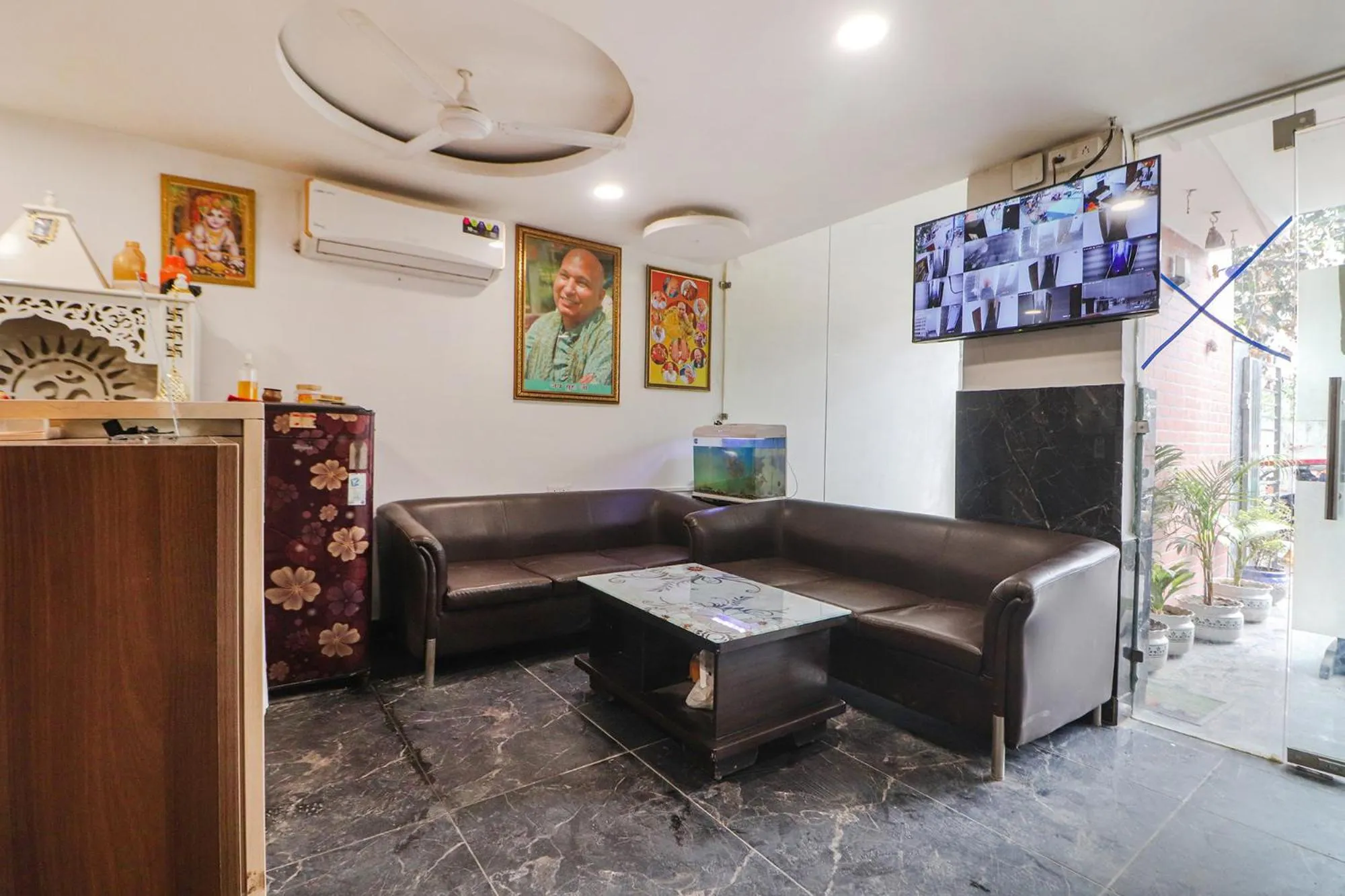 Seating area in Via Roadway Inn