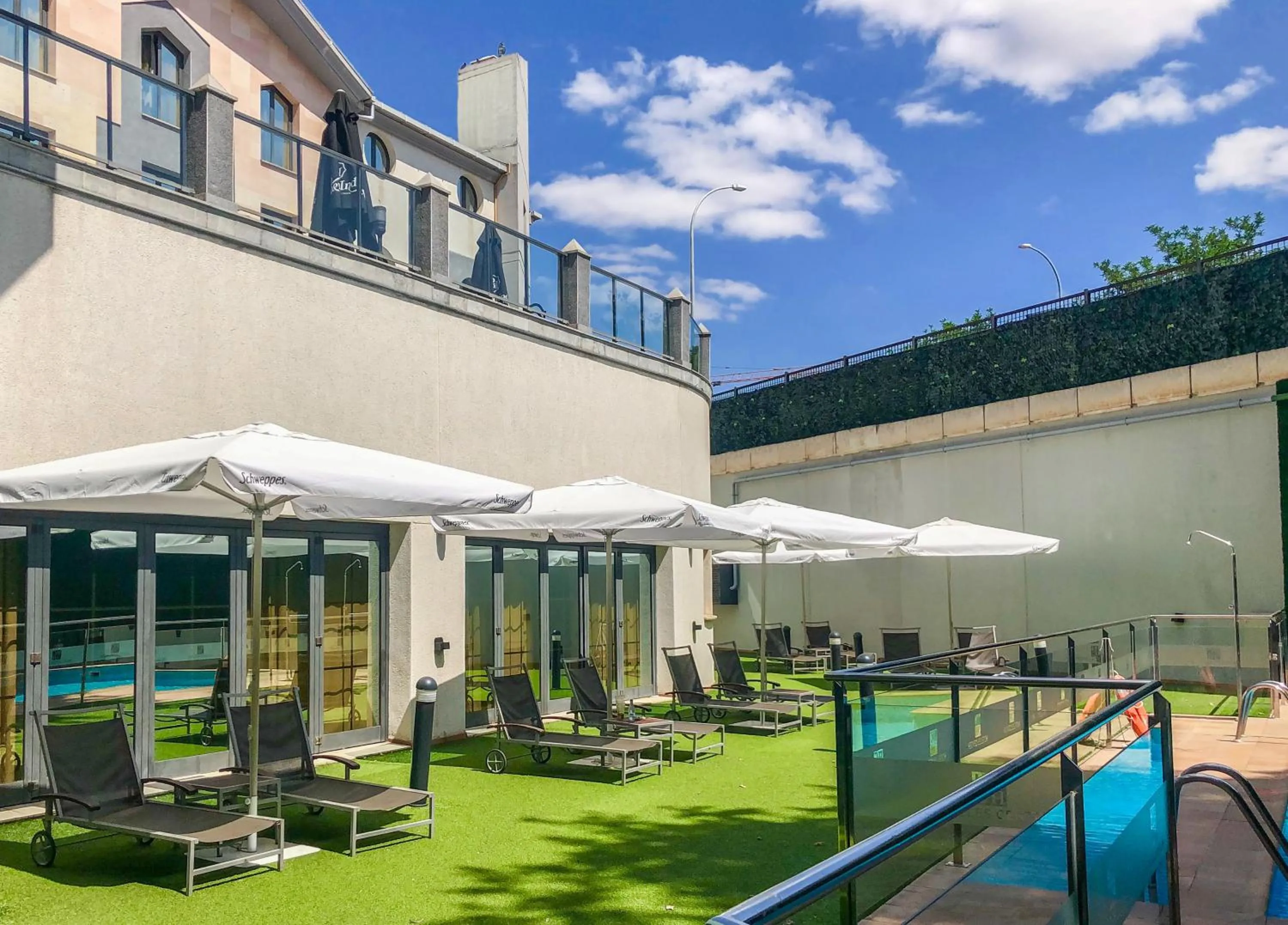 Swimming pool in Hotel Badajoz Center