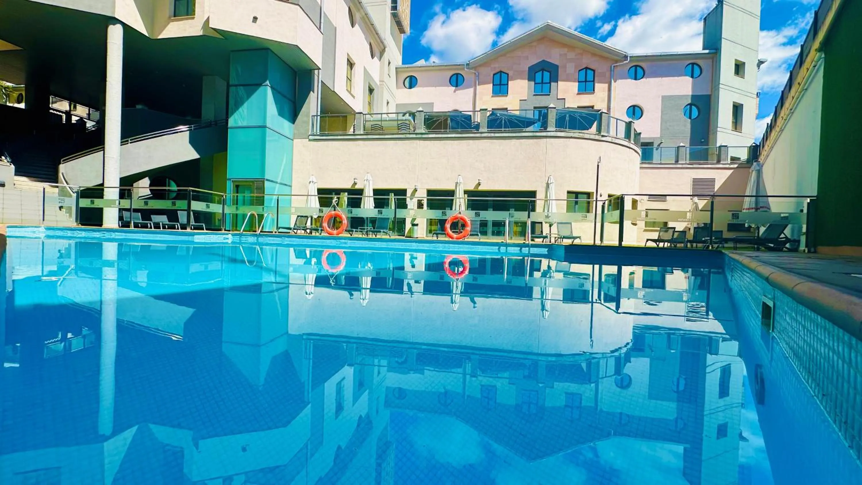 Swimming pool in Hotel Badajoz Center