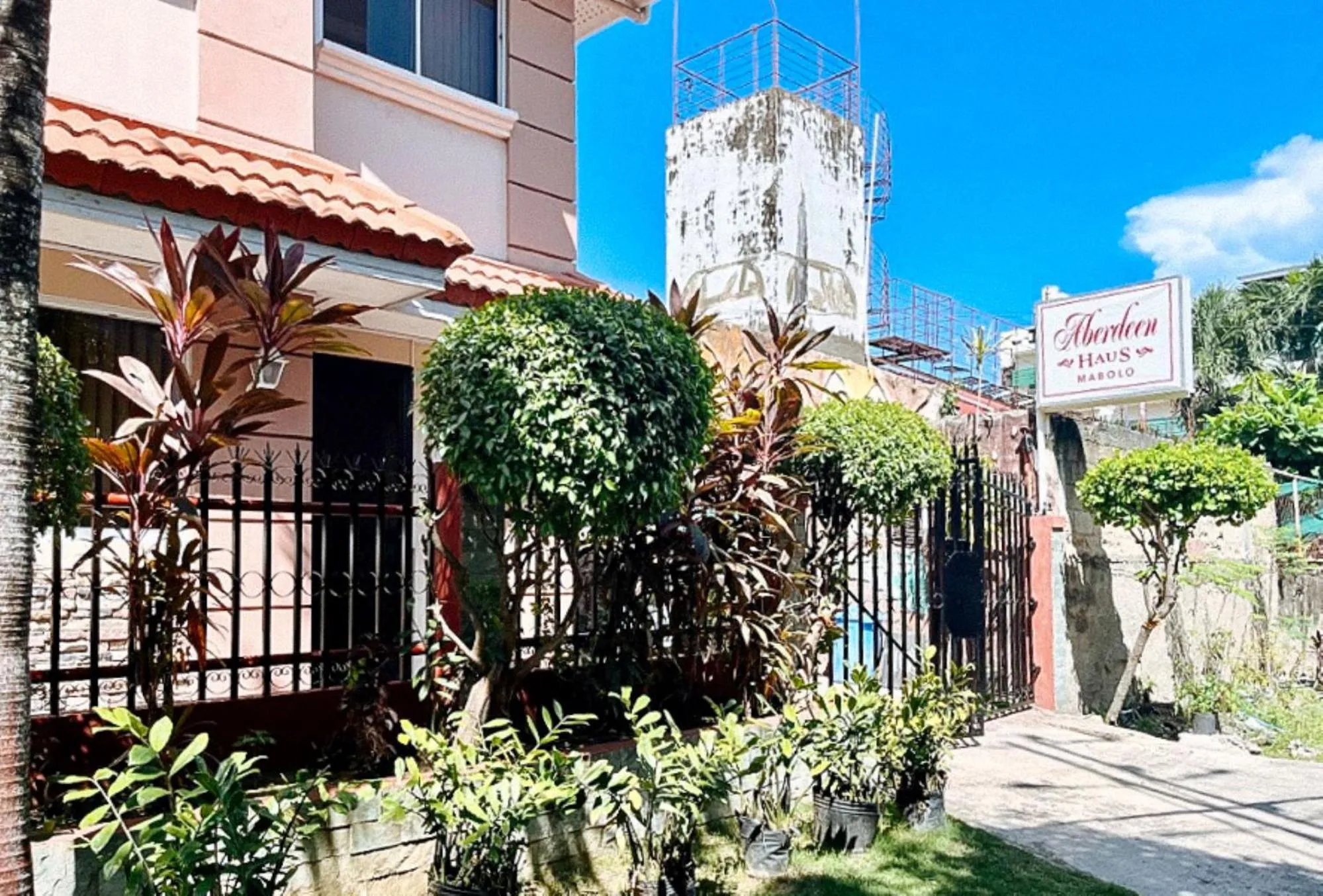 Property building in Aberdeen Haus in Mabolo