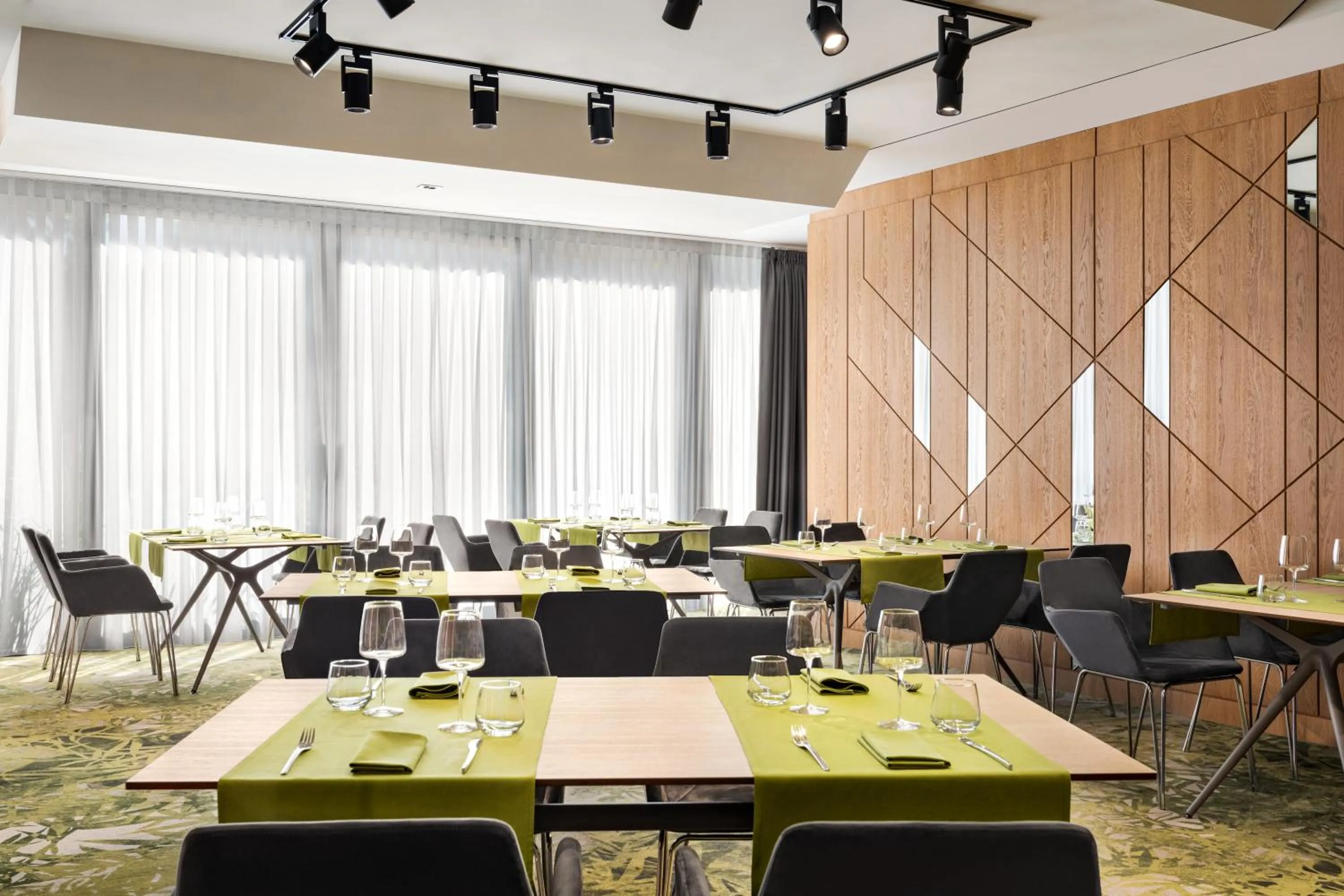 Restaurant/places to eat in Ramada by Wyndham Slatina Parc