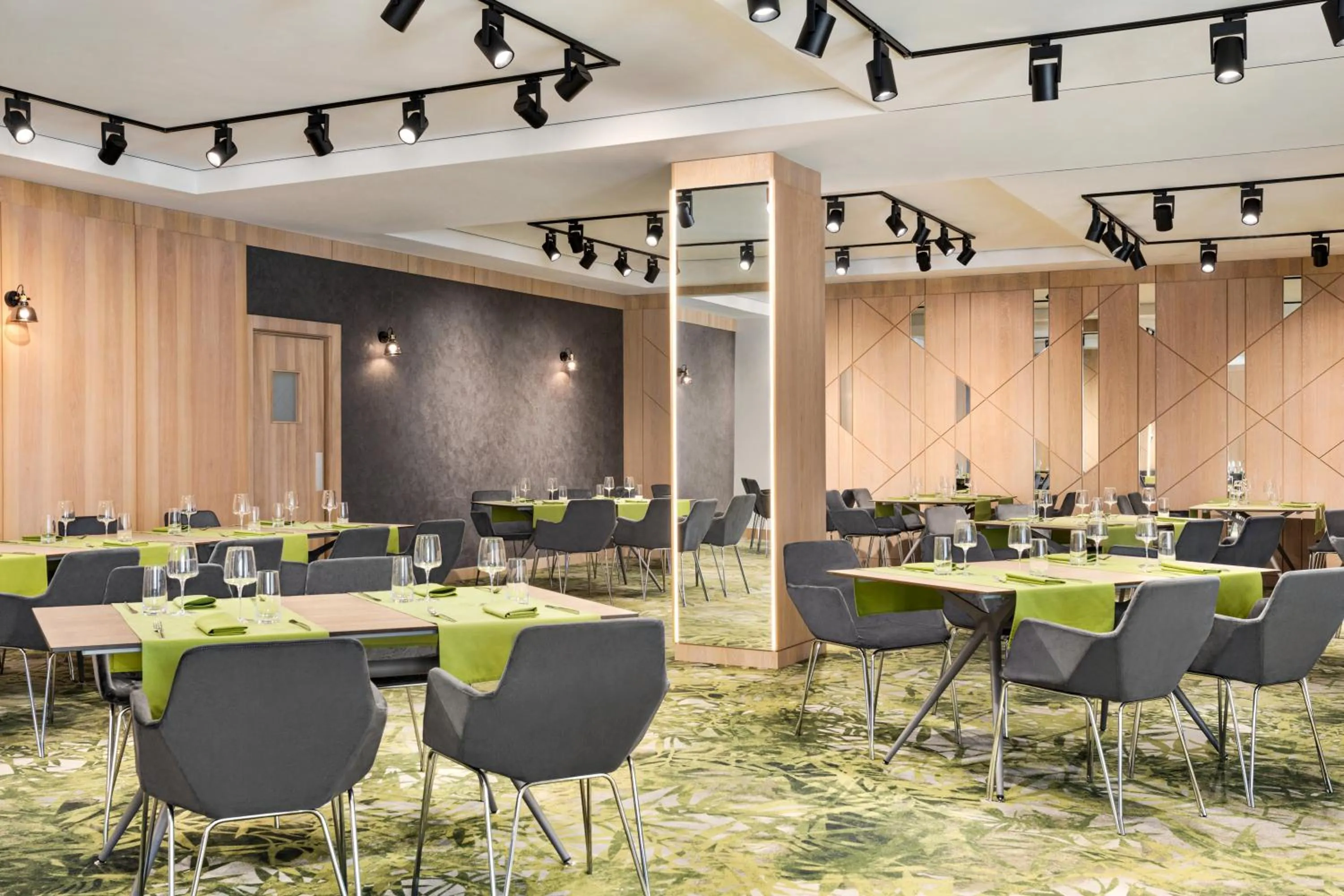 Restaurant/places to eat in Ramada by Wyndham Slatina Parc