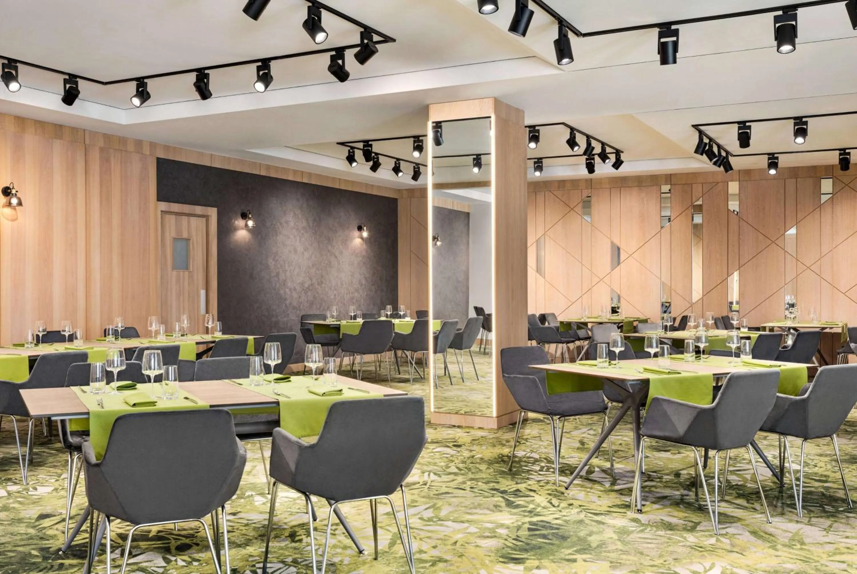 Restaurant/places to eat in Ramada by Wyndham Slatina Parc