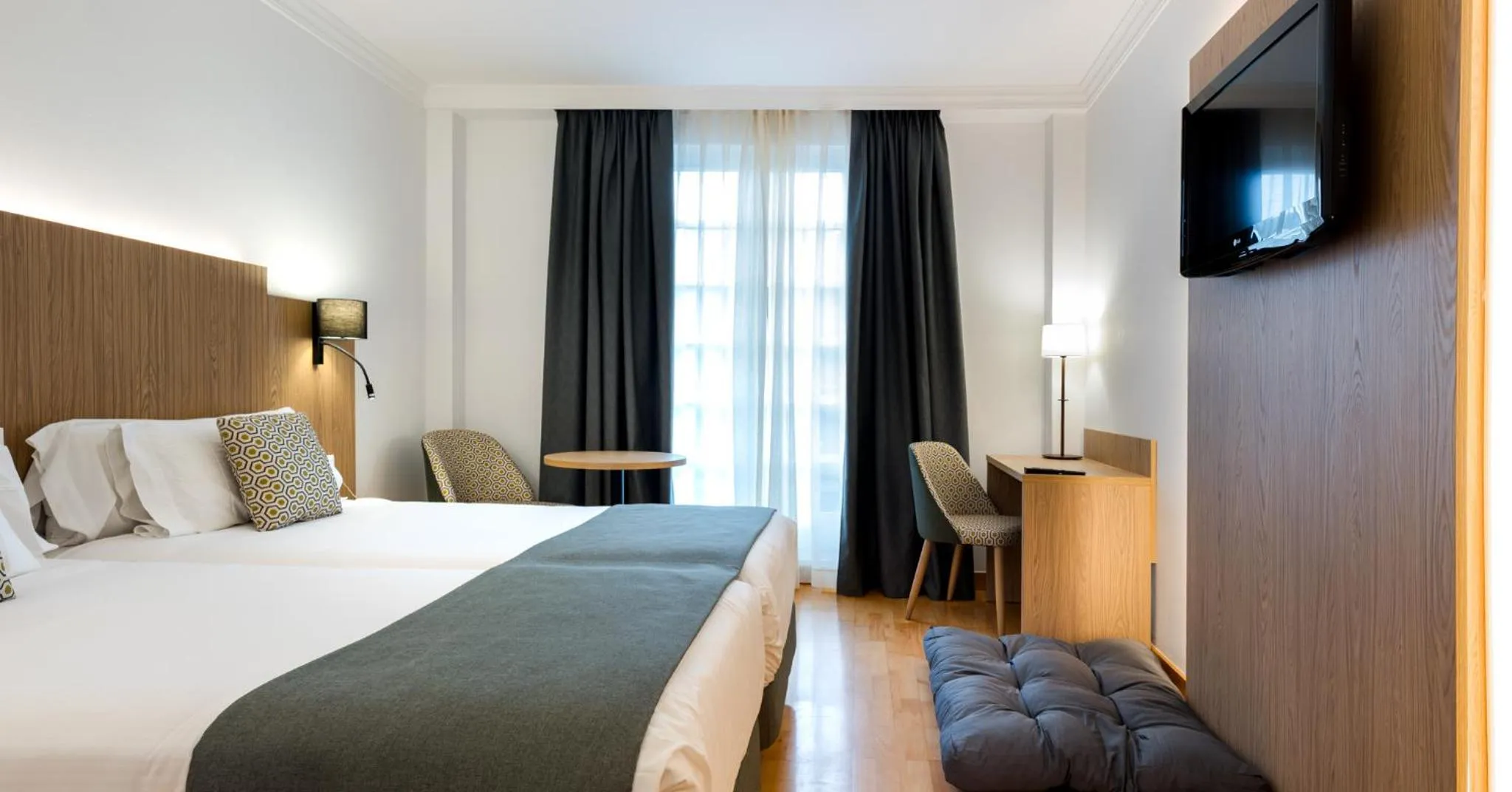 Photo of the whole room, Bed in Hotel Silken Villa de Laguardia