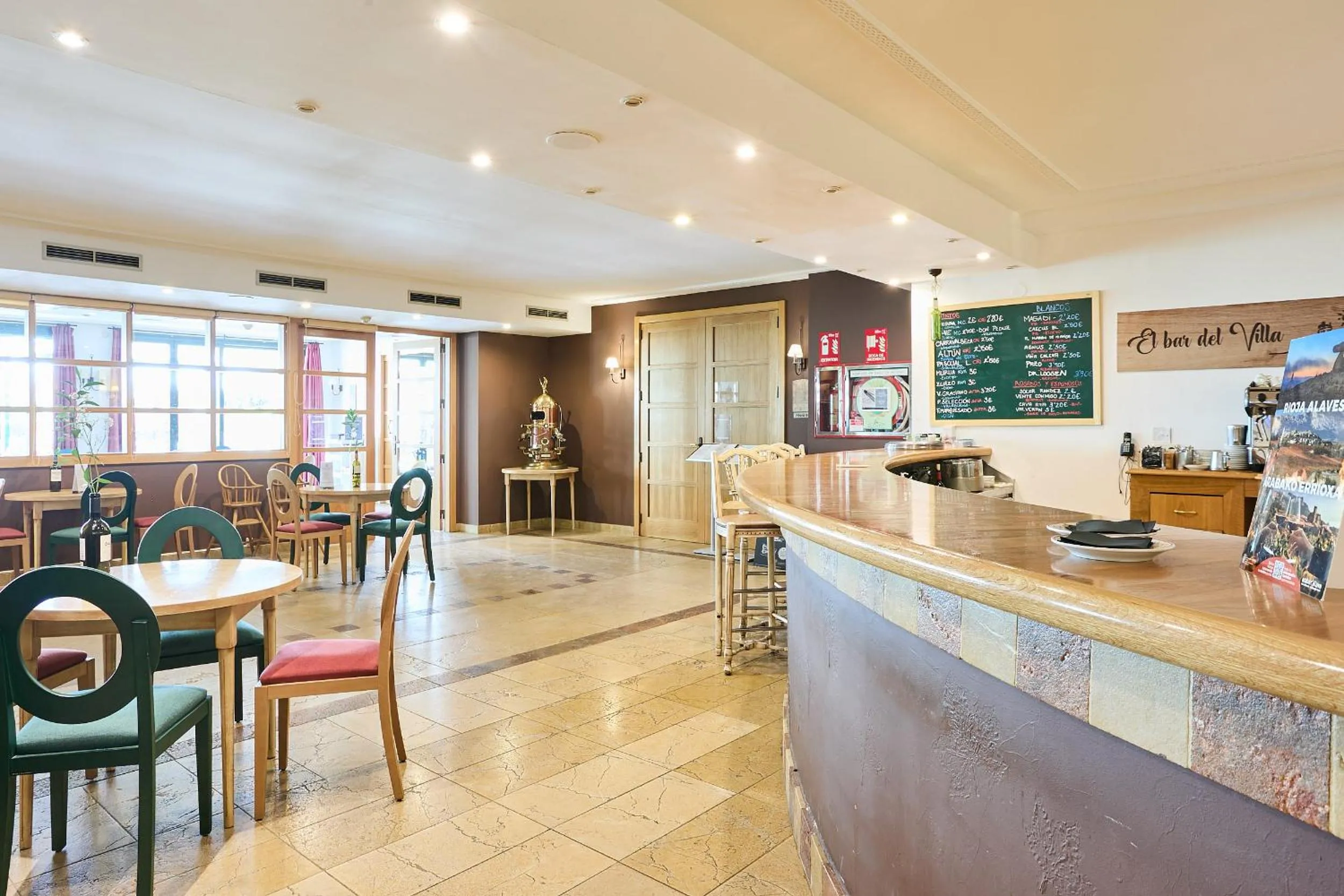 Lounge or bar in Hotel Silken Villa de Laguardia