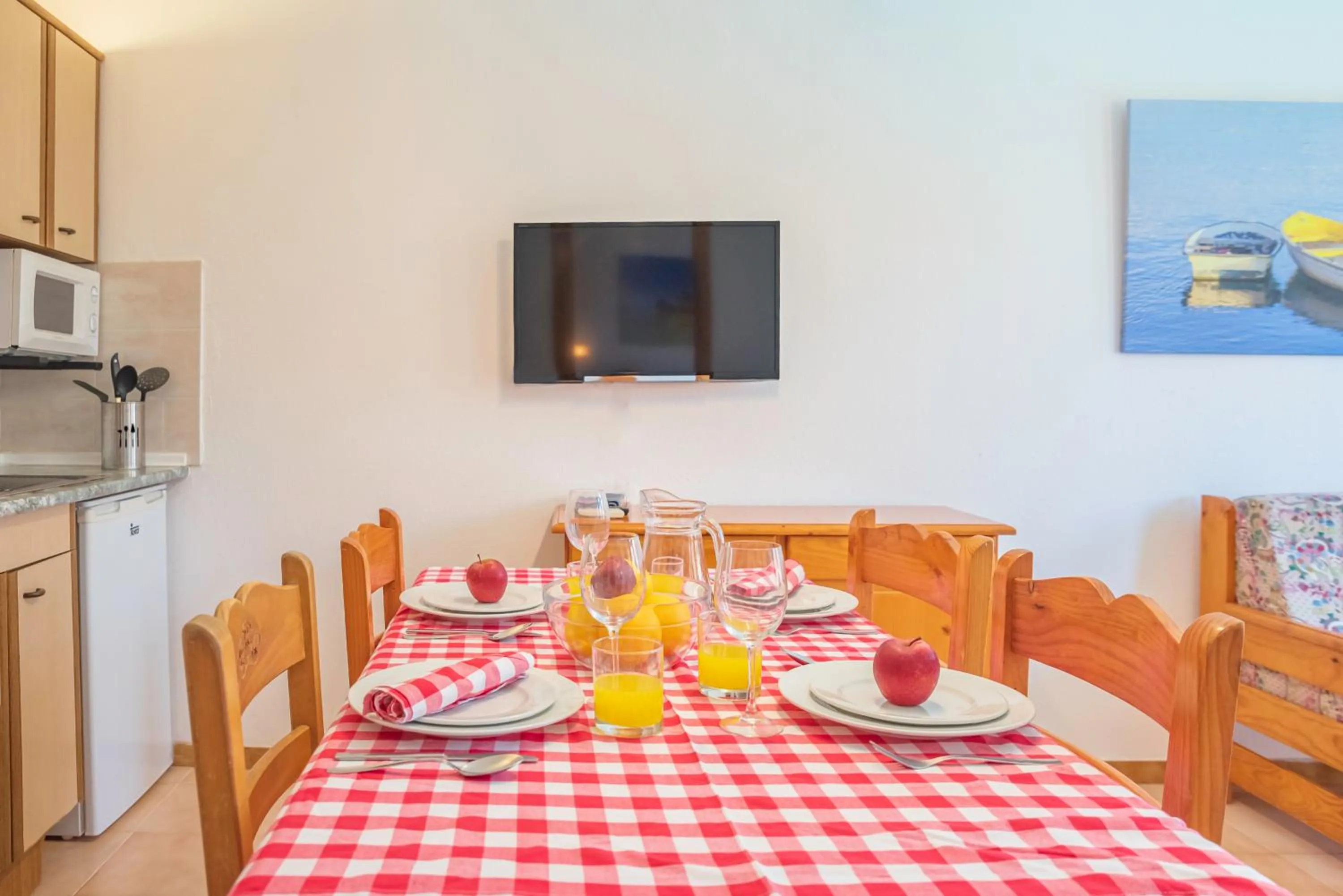 Dining area in Aptos. Comte D´Empuries