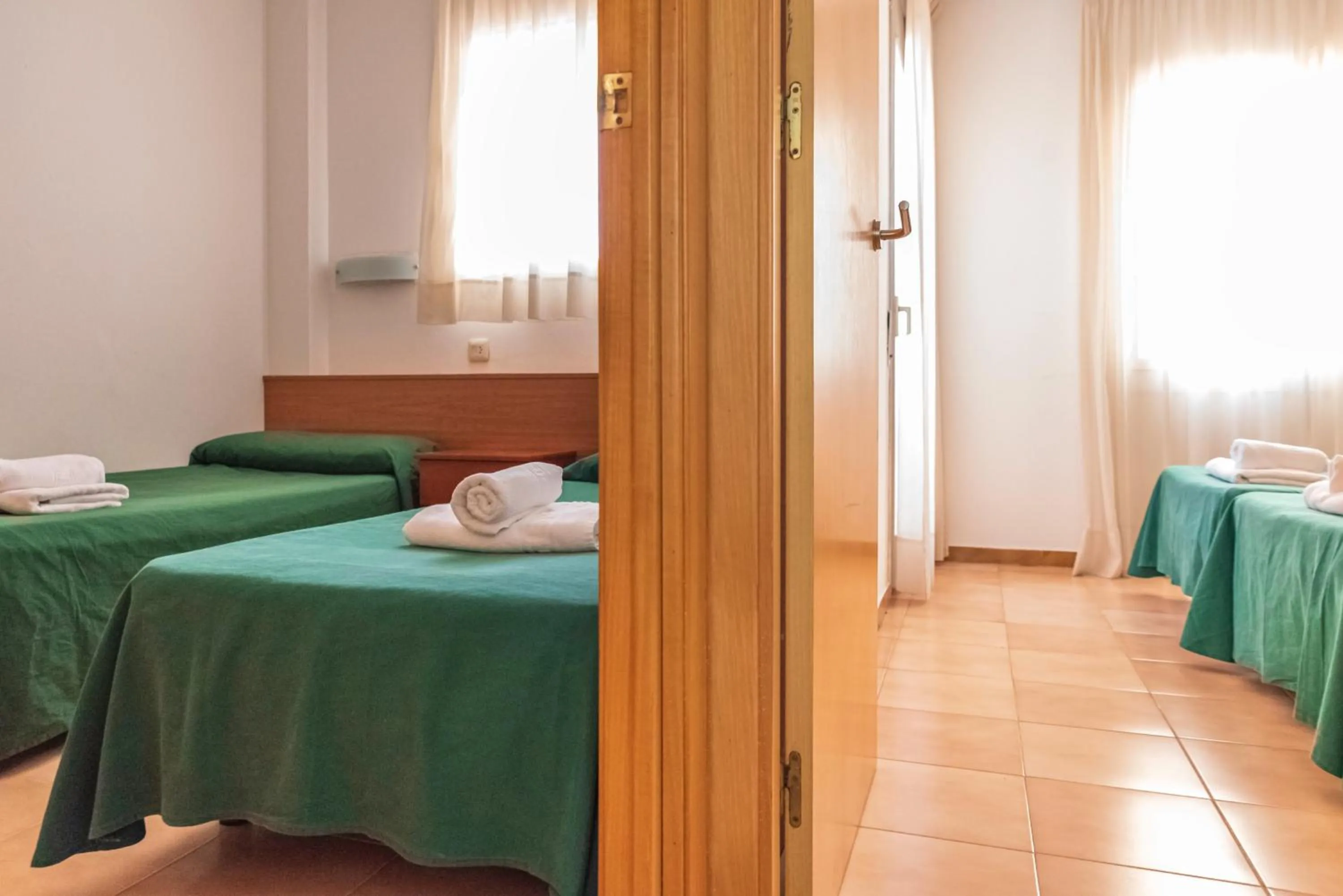 Area and facilities, Bed in Aptos. Comte D´Empuries