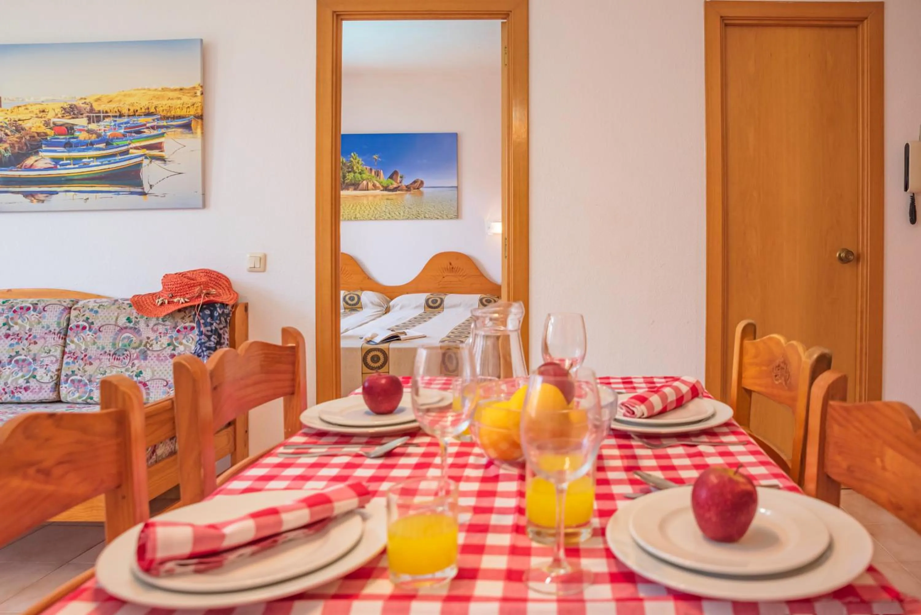Dining area in Aptos. Comte D´Empuries