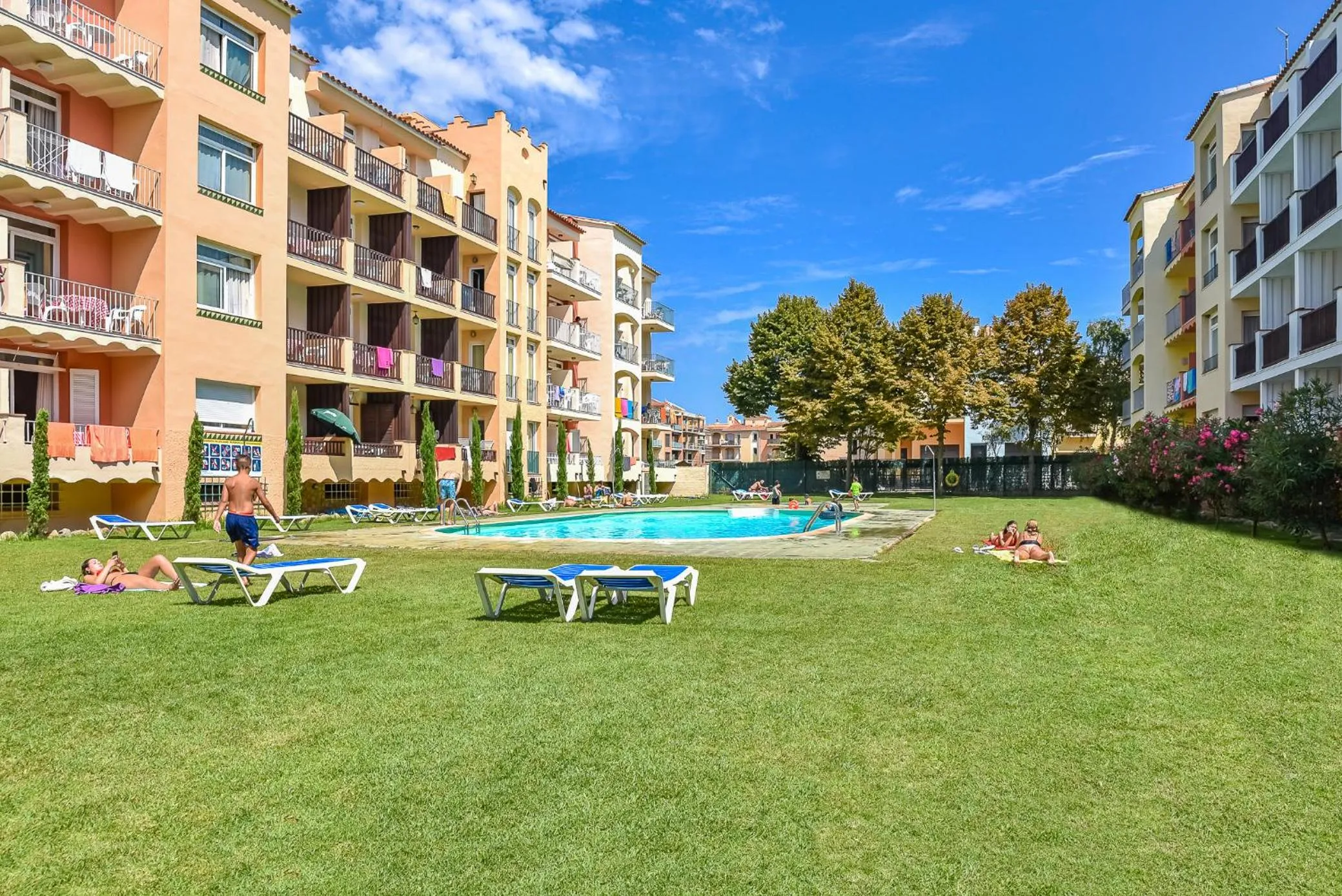 Swimming pool in Aptos. Comte D´Empuries