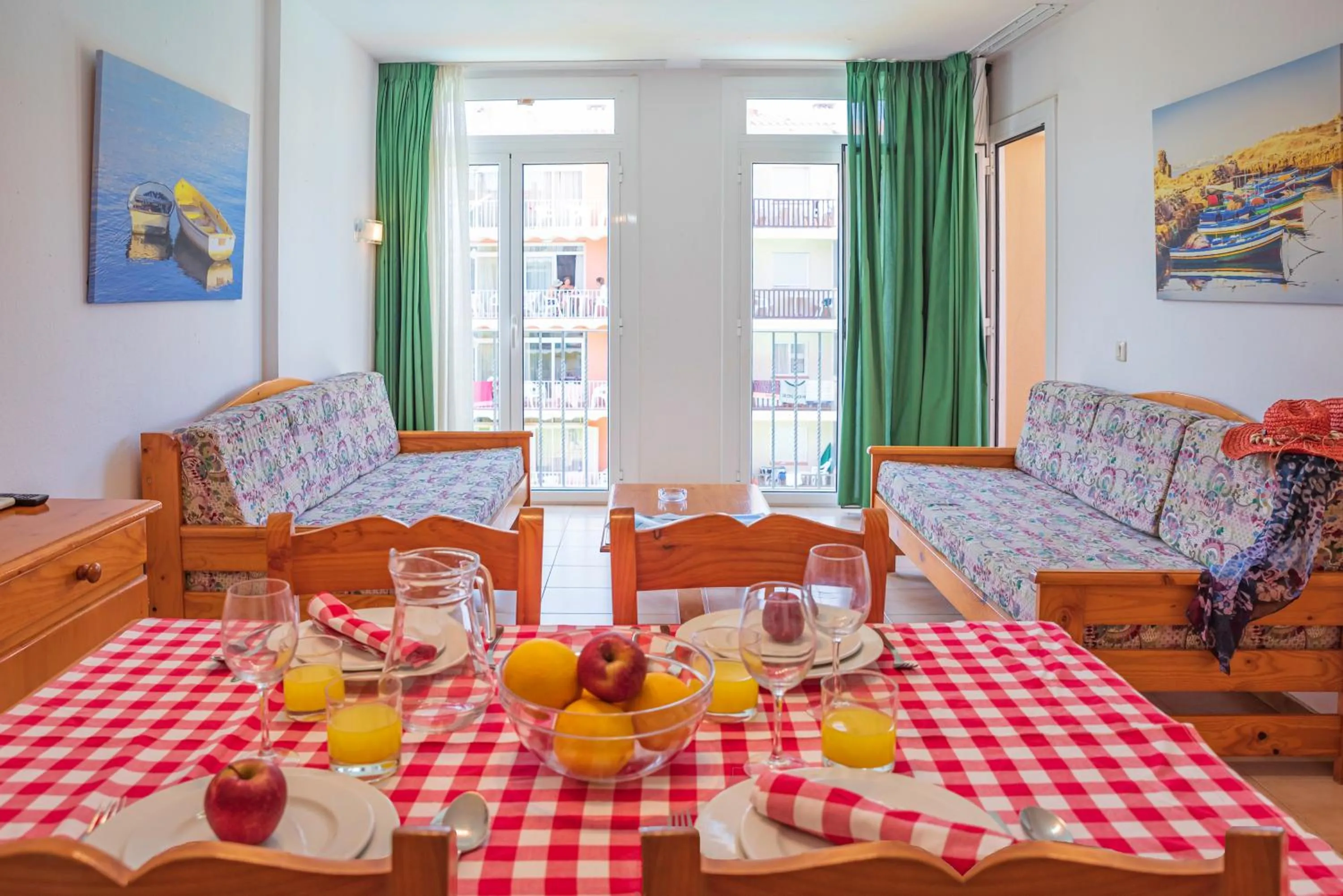 Dining area in Aptos. Comte D´Empuries