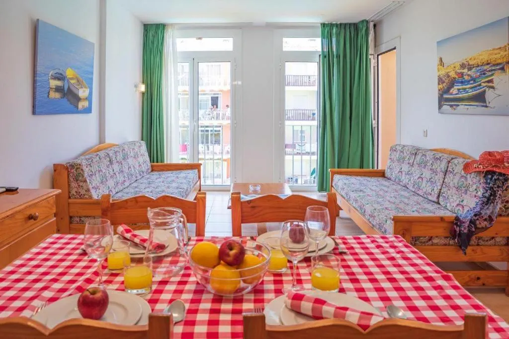 Dining area in Aptos. Comte D´Empuries