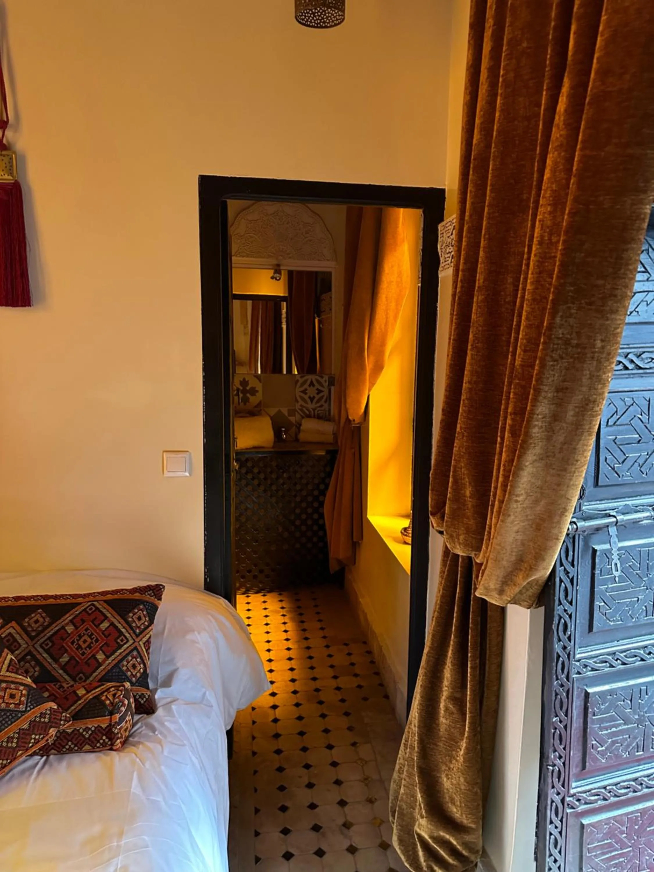 Photo of the whole room, Bed in Riad Hugo