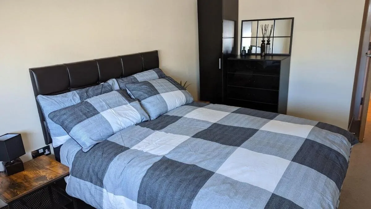 Bedroom, Bed in Excellent Leeds City Centre 1 Bedroom Apartment