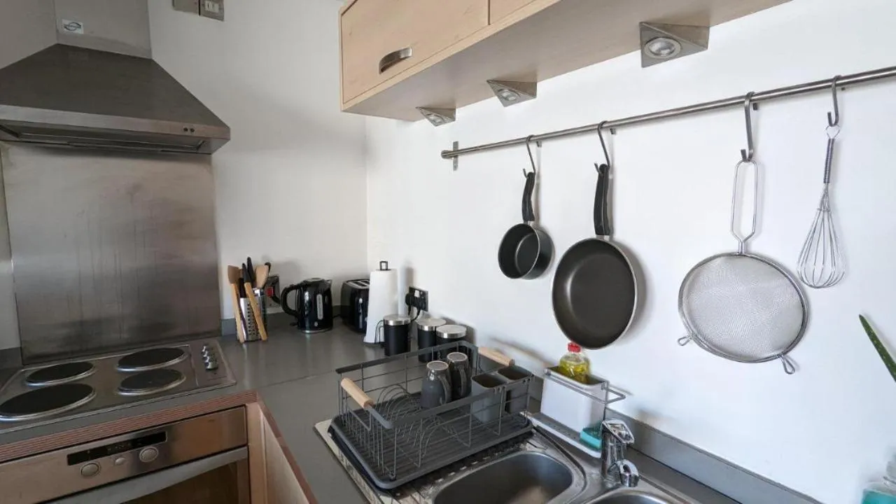 Kitchen or kitchenette in Excellent Leeds City Centre 1 Bedroom Apartment