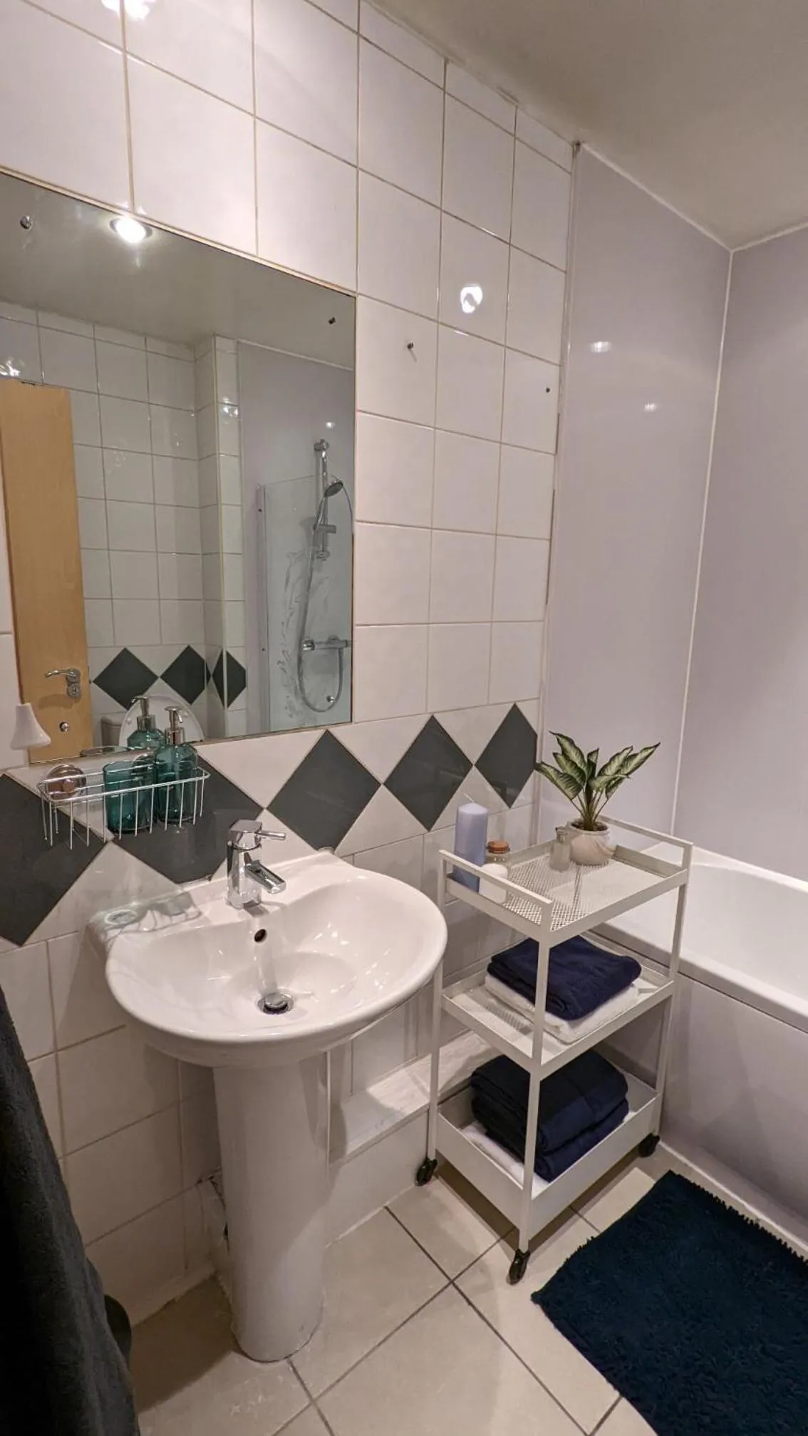Bathroom in Excellent Leeds City Centre 1 Bedroom Apartment
