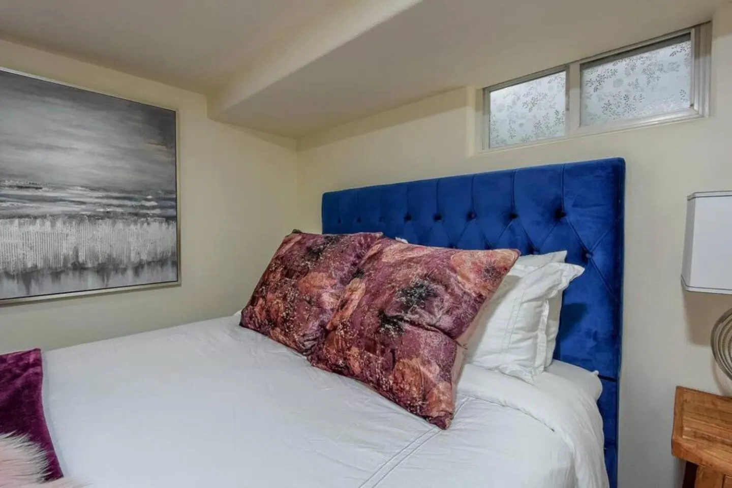 Bed in Private Basement Suite w Hot Tub