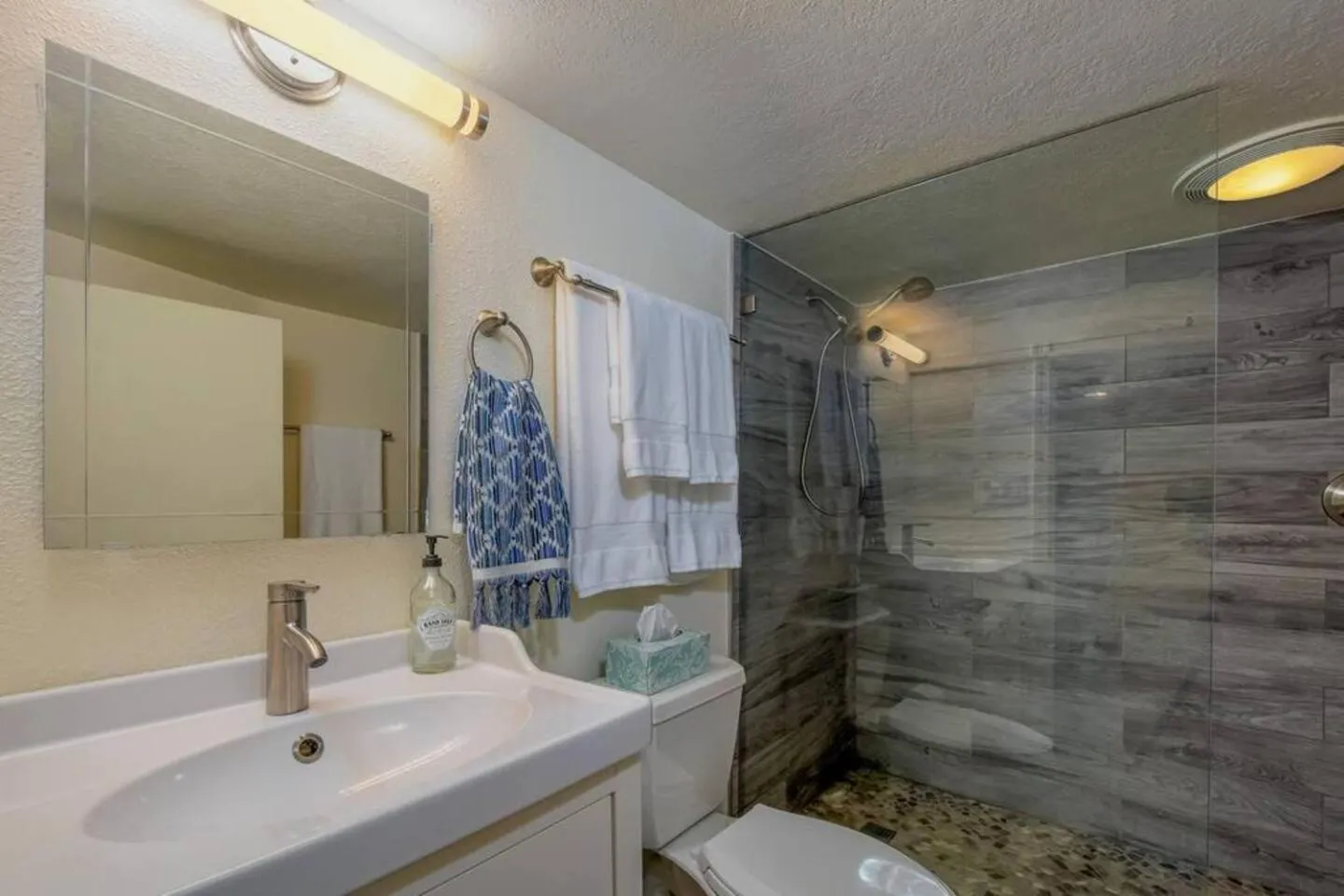 Private Basement Suite w Hot Tub