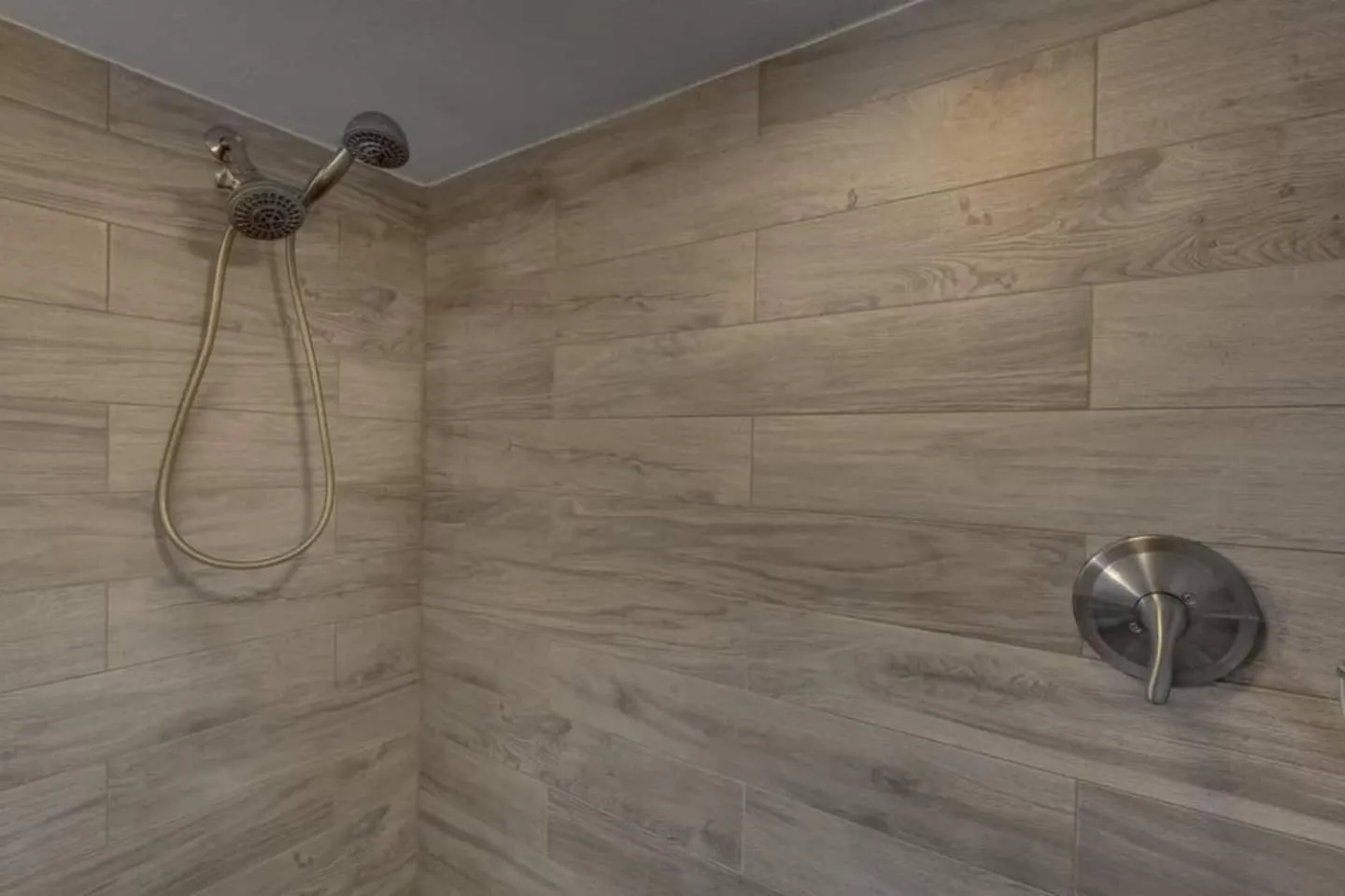 Private Basement Suite w Hot Tub